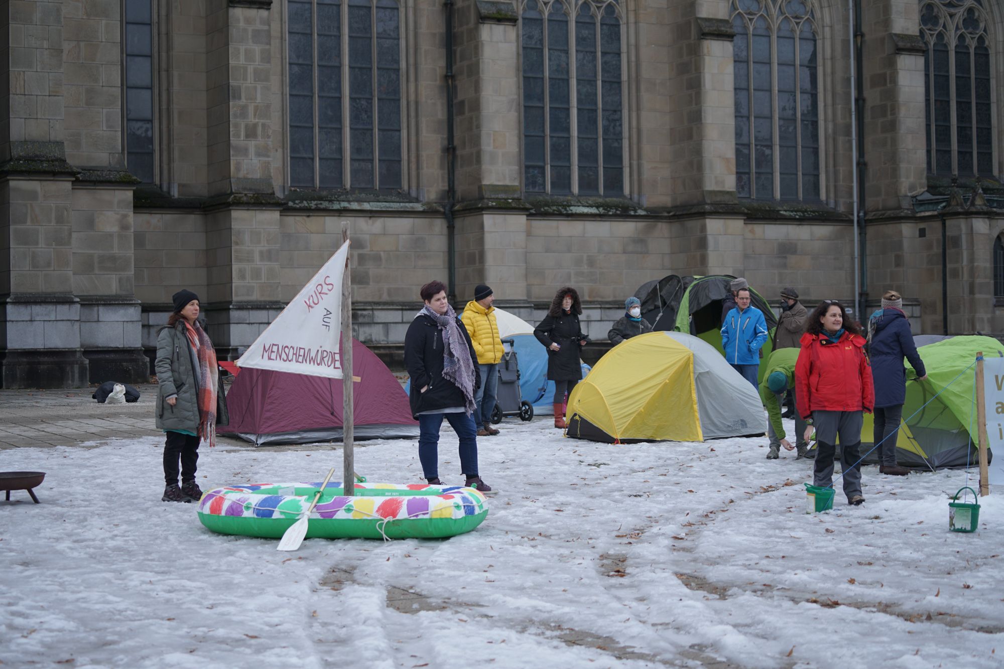Die Aktivisten vor dem Linzer Mariendom. Zweite von links: Andrea Mayrwöger. 