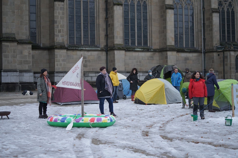 Die Aktivisten vor dem Linzer Mariendom. Zweite von links: Andrea Mayrwöger. 