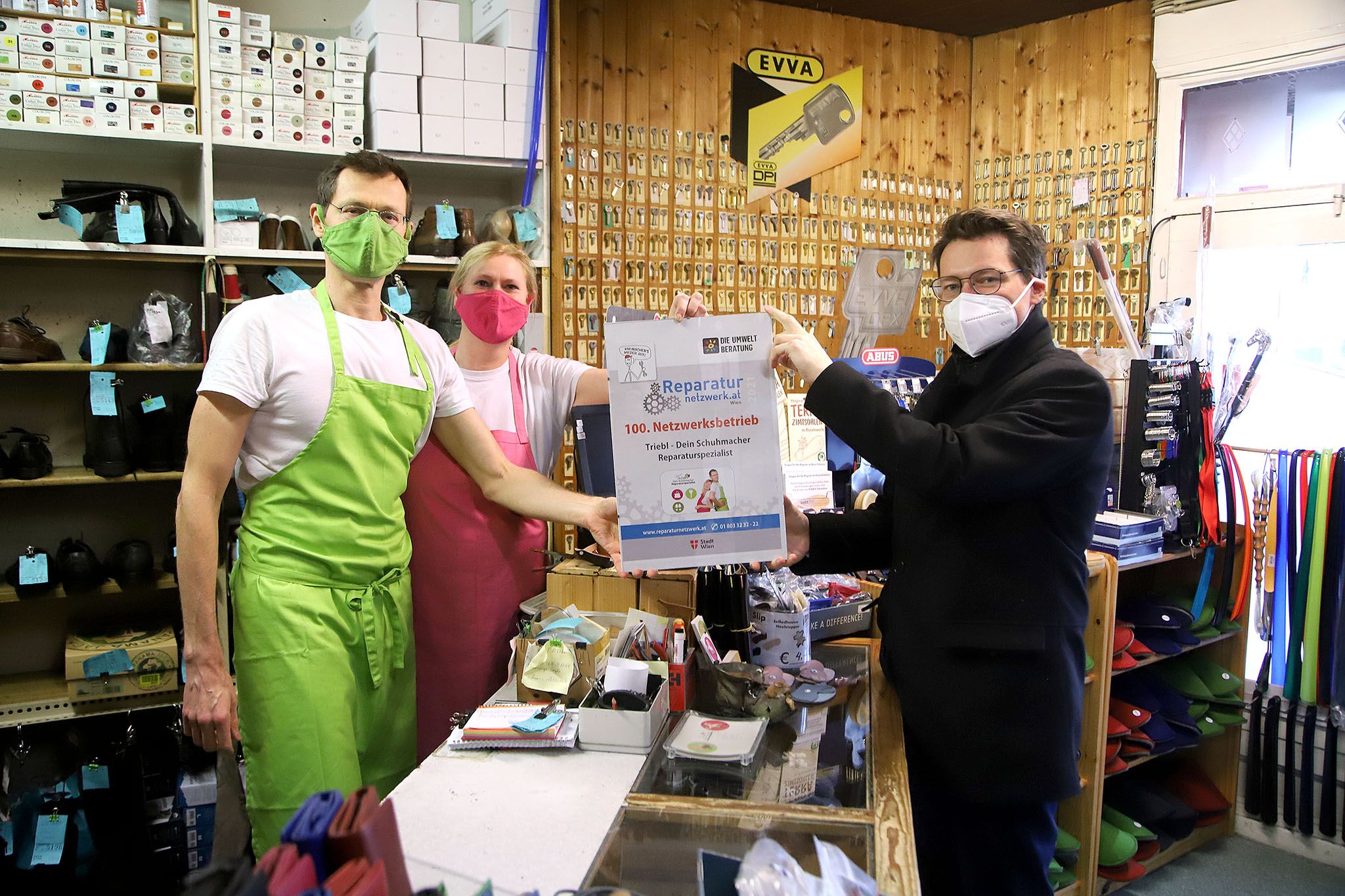  StR Jürgen Czernohorszky freut sich den 100sten Betrieb im Wiener Reparaturnetzwerk begrüßen zu können.