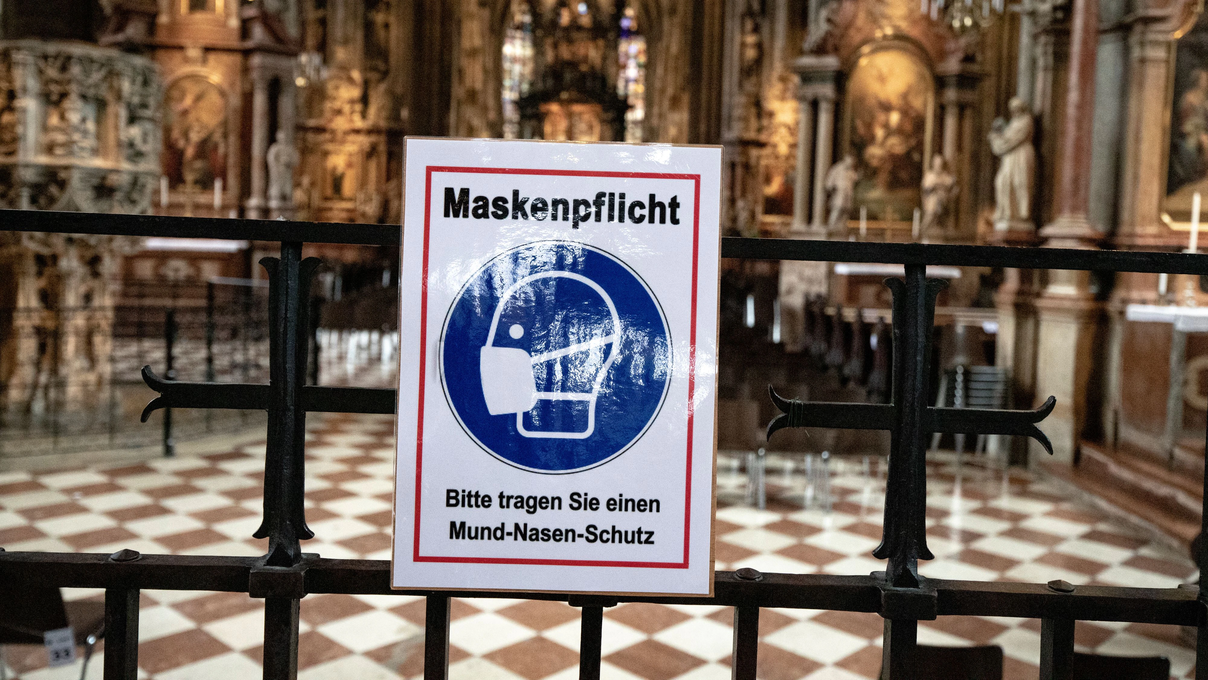 Download von www.picturedesk.com am 26.01.2021 (14:07).  In Stephansdom in Wien besteht Maskenpflicht. Im Bild: Schild mit dem Hinweis auf die Maskenpflicht. Aufschrift: ,, Bitte tragen Sie einen Mund-Nasen-Schutz". Wien, Österreich. Oktober 2020 - 20201023_PD13411 - Rechteinfo: Rights Managed (RM)