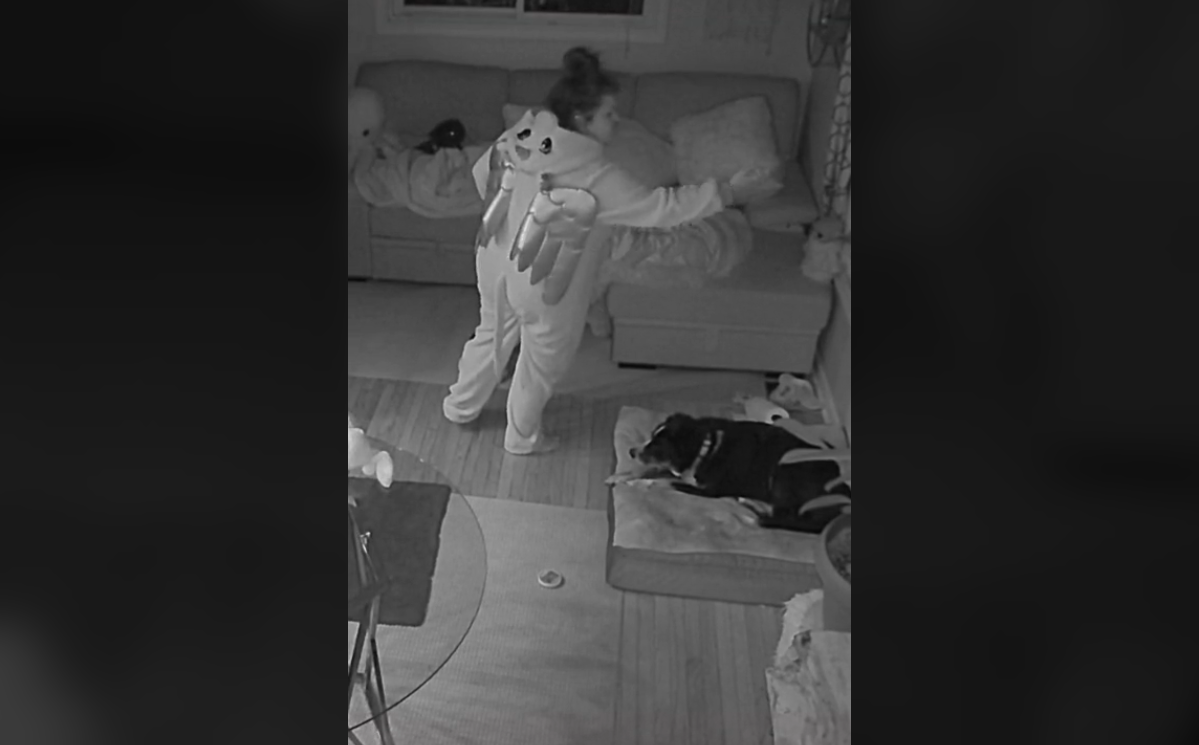 TikTok-Userin celinaspookyboo filmt sich selbst bei ihren nächtlichen Abenteuern beim Schlafwandeln. 