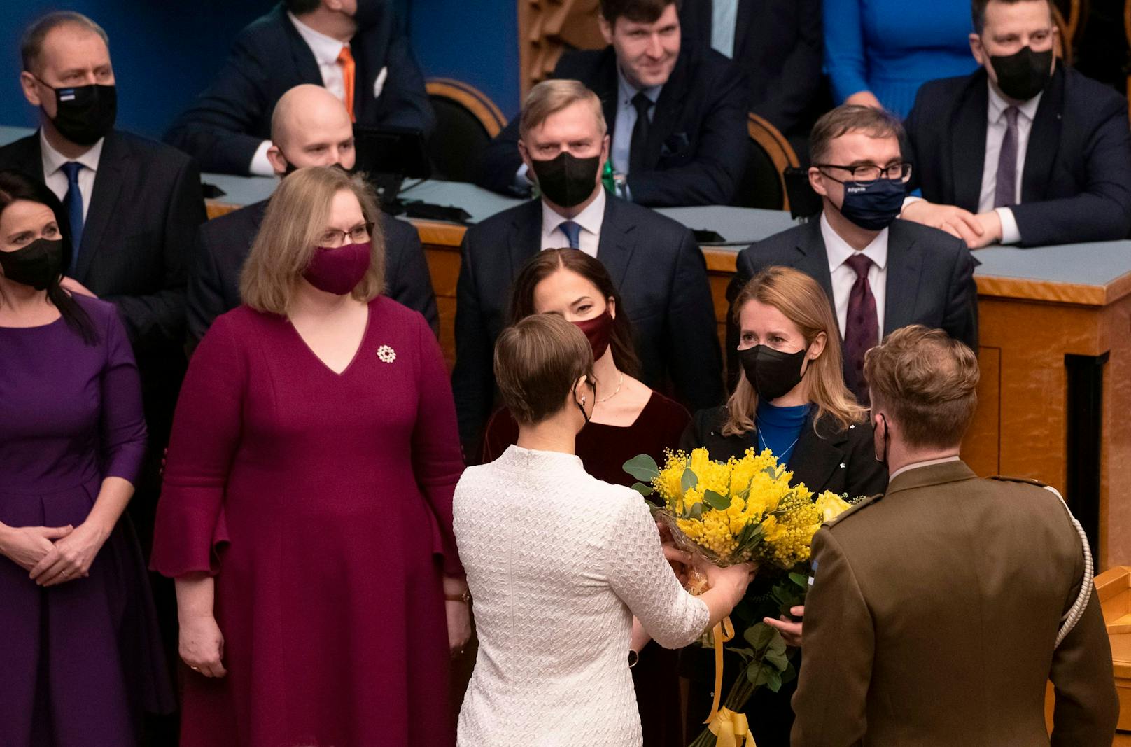 Kaja Kallas, Estlands erste Ministerpräsidentin, bekommt einen Blumenstrauß überreicht.&nbsp;