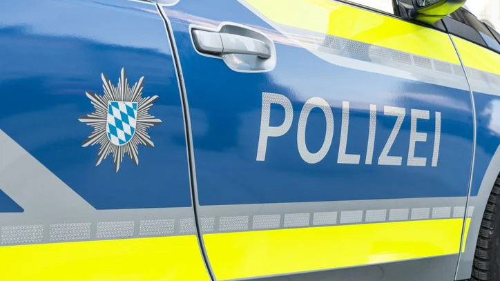 Heute.at - Nackte Frau unter Drogen attackiert Polizei
