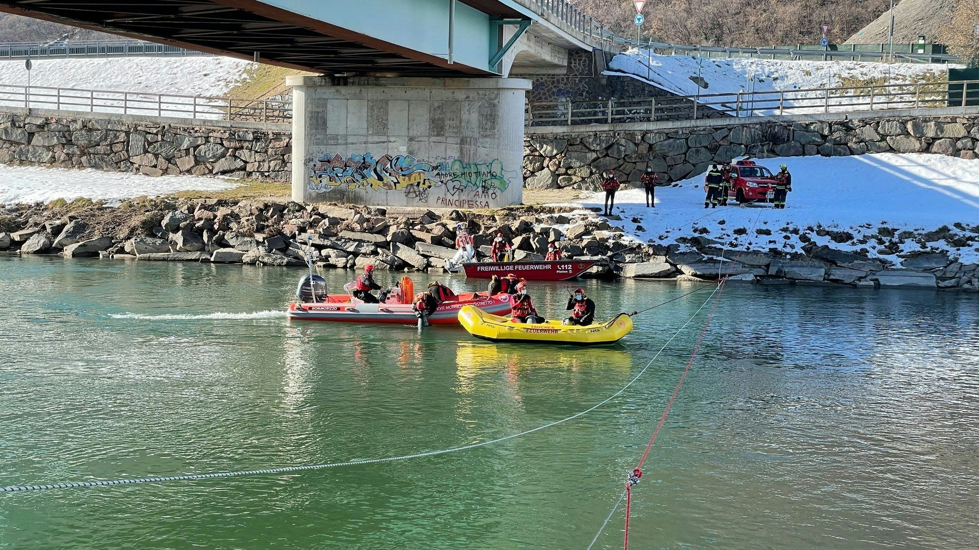 Auch am 26. Januar 2021 suchten Taucher und Mitglieder des Landesfeuerwehrverbandes Südtirol nach den Vermissten. Bislang erfolglos.