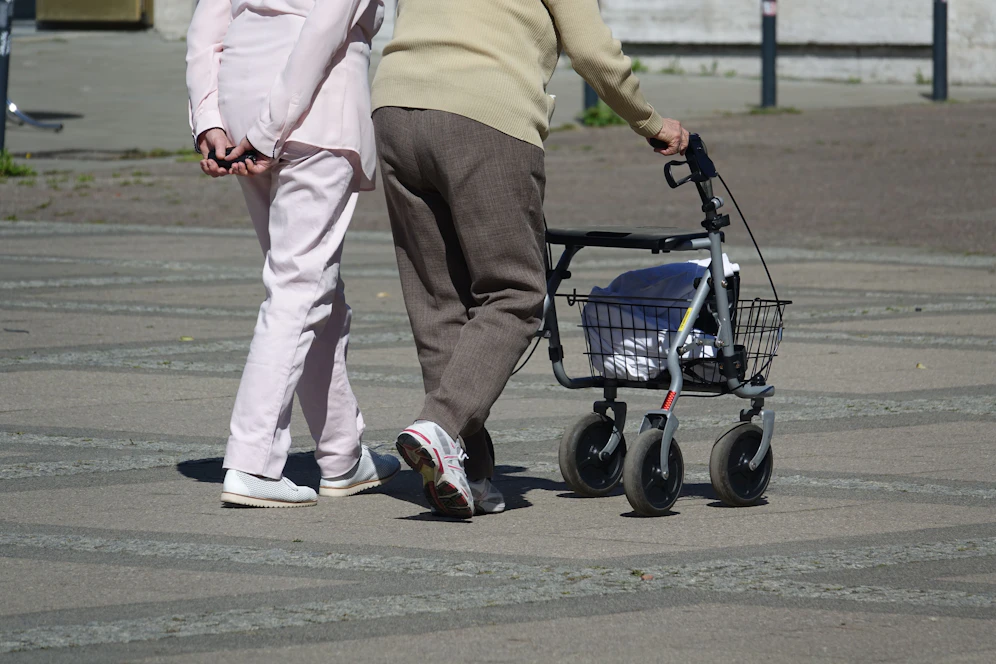 Zwei Senioren unterwegs mit einem Rollator. (Symbolbild)