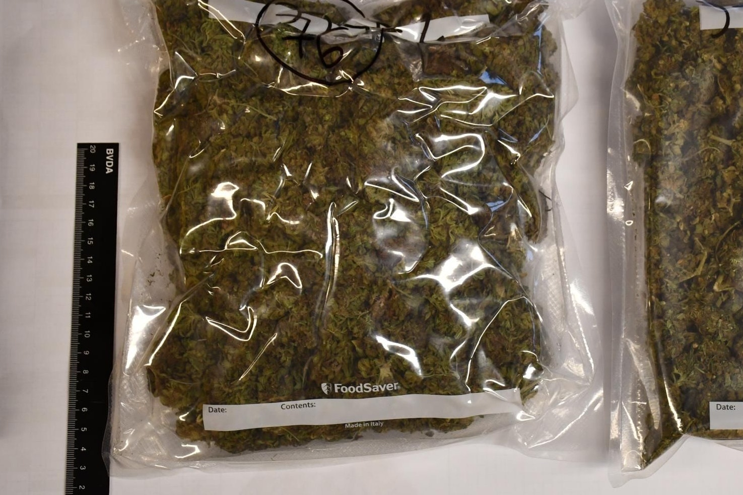 Drei Männer  im Alter von 18, 19 und 20 Jahren wurden festgenommen. 