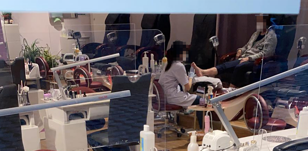 Trotz des harten Lockdowns dürfen hier weiterhin Kunden behandelt werden.