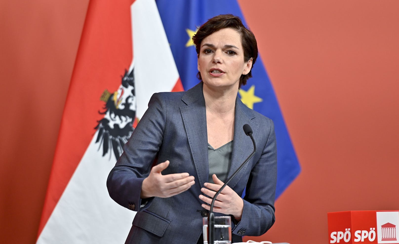 SPÖ-Chefin Pamela Rendi-Wagner im "Roten Foyer".