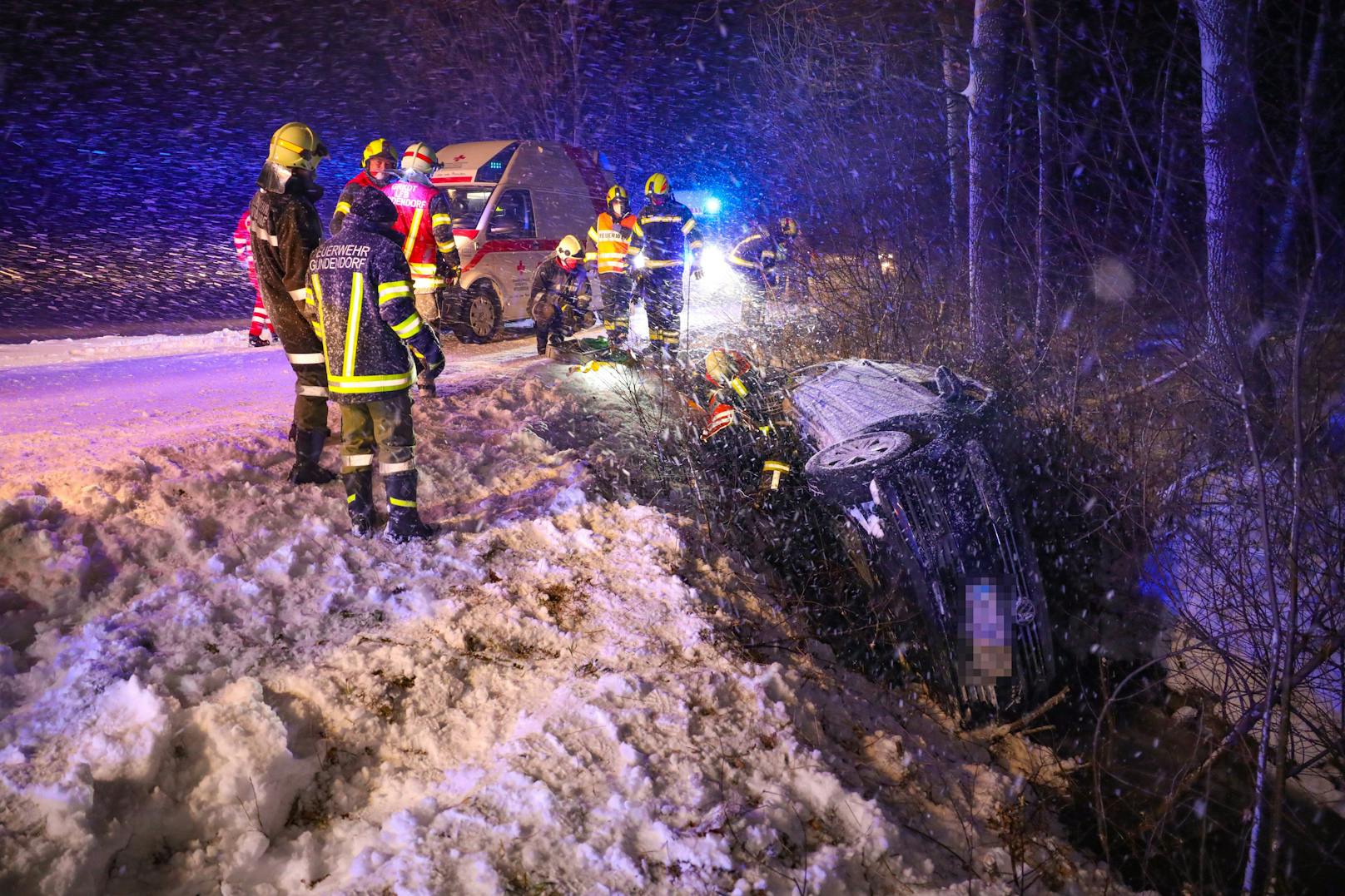 Schwerer Verkehrsunfall am Dienstag im Bezirk&nbsp;Kirchdorf an der Krems! Ein Auto war von der schneeglatten Straße gerutscht und in einen Bach gestürzt.
