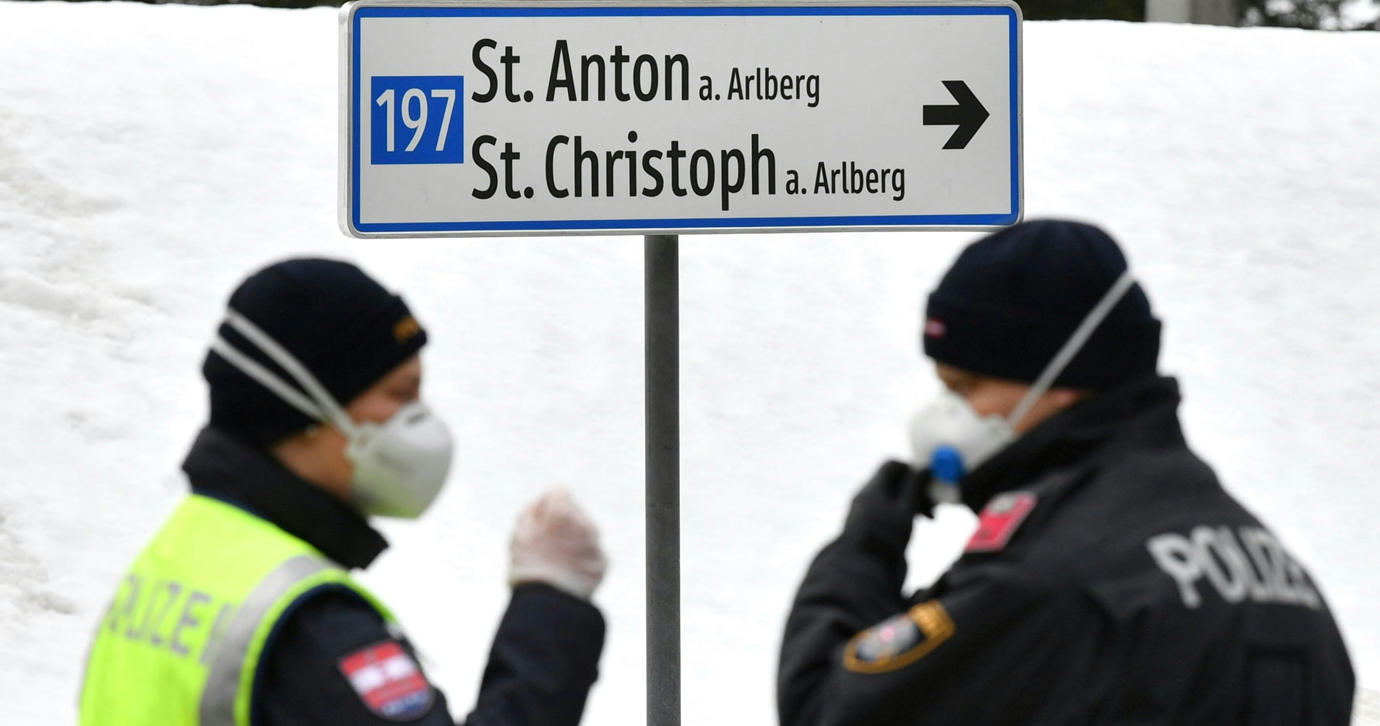 Polizisten bei der Kontrolle der Quarantäne des Paznauntals im März 2020