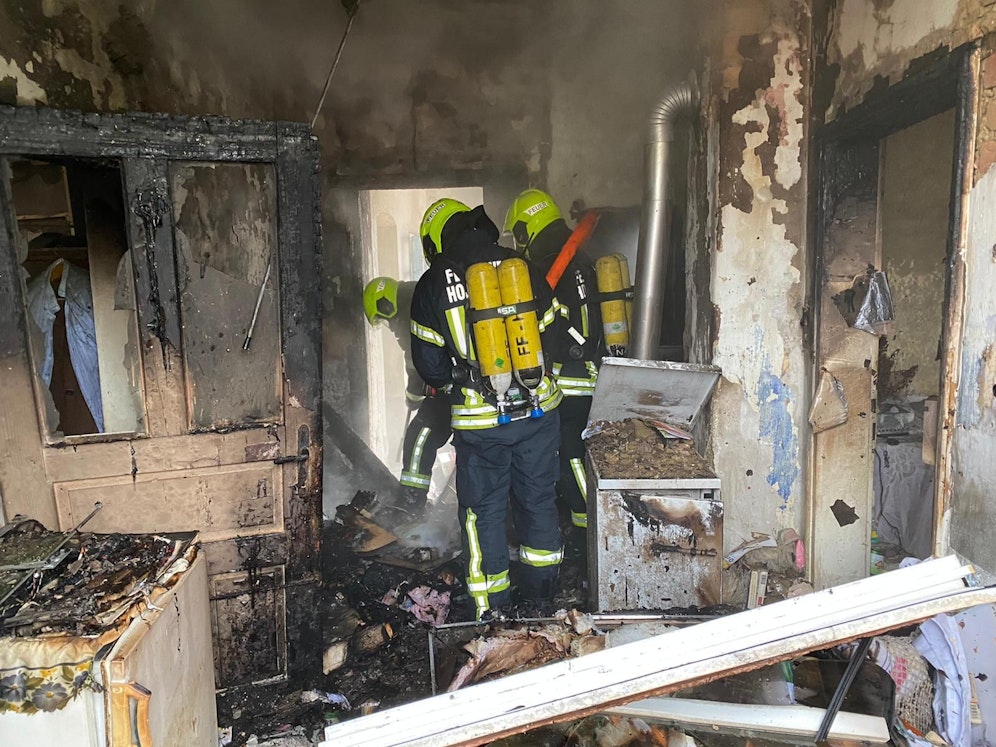 In einem Haus brach ein Feuer aus.