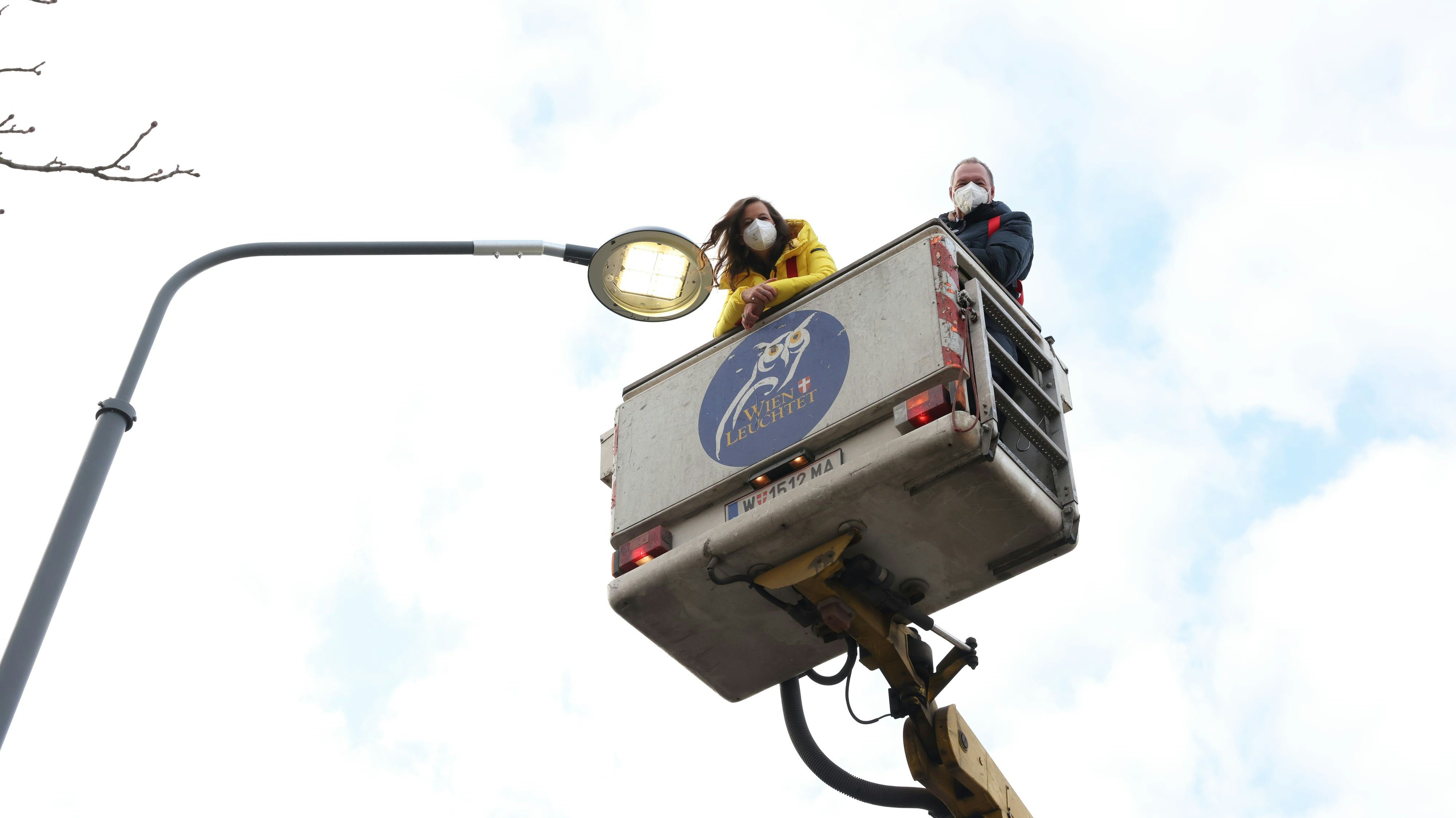Für Stadträtin Uli Sima und Ottakrings Bezirksvorsteher Franz Prokop (beide SPÖ) ging es beim Lampentausch hoch hinaus.