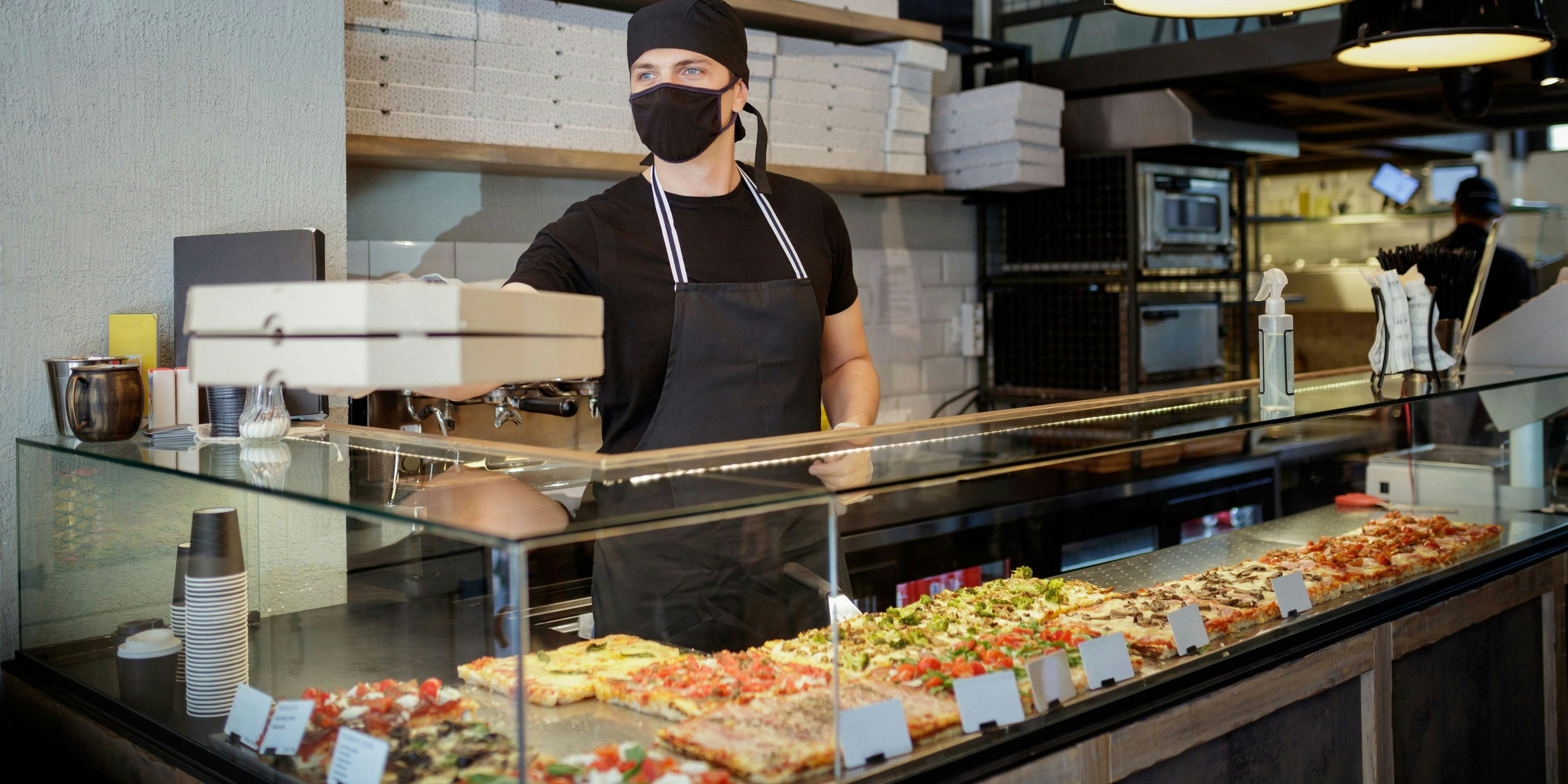 Blick in eine Pizzeria (Archivfoto). Häftlinge aus Asten wurden im Rahmen des Resozialisierungsprogramms in ein Lokal geführt.
