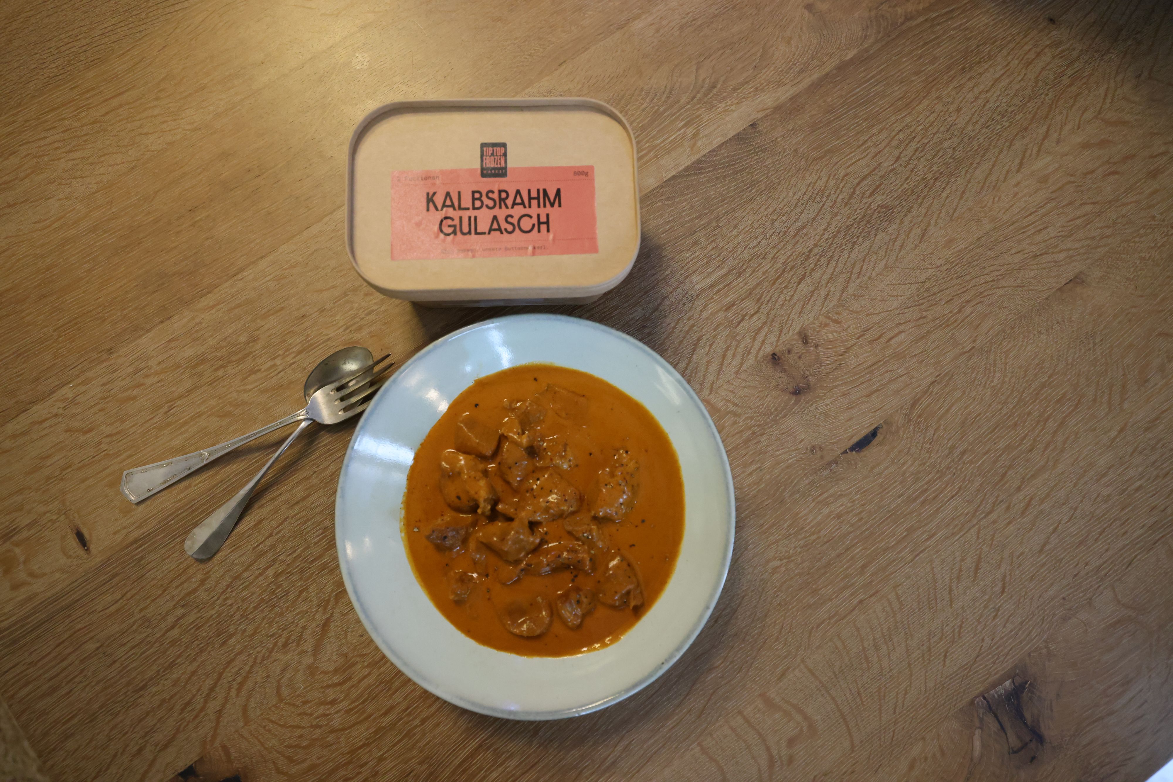 Das Kalbsrahmgulasch wird zubereitet und danach schockgefroren.