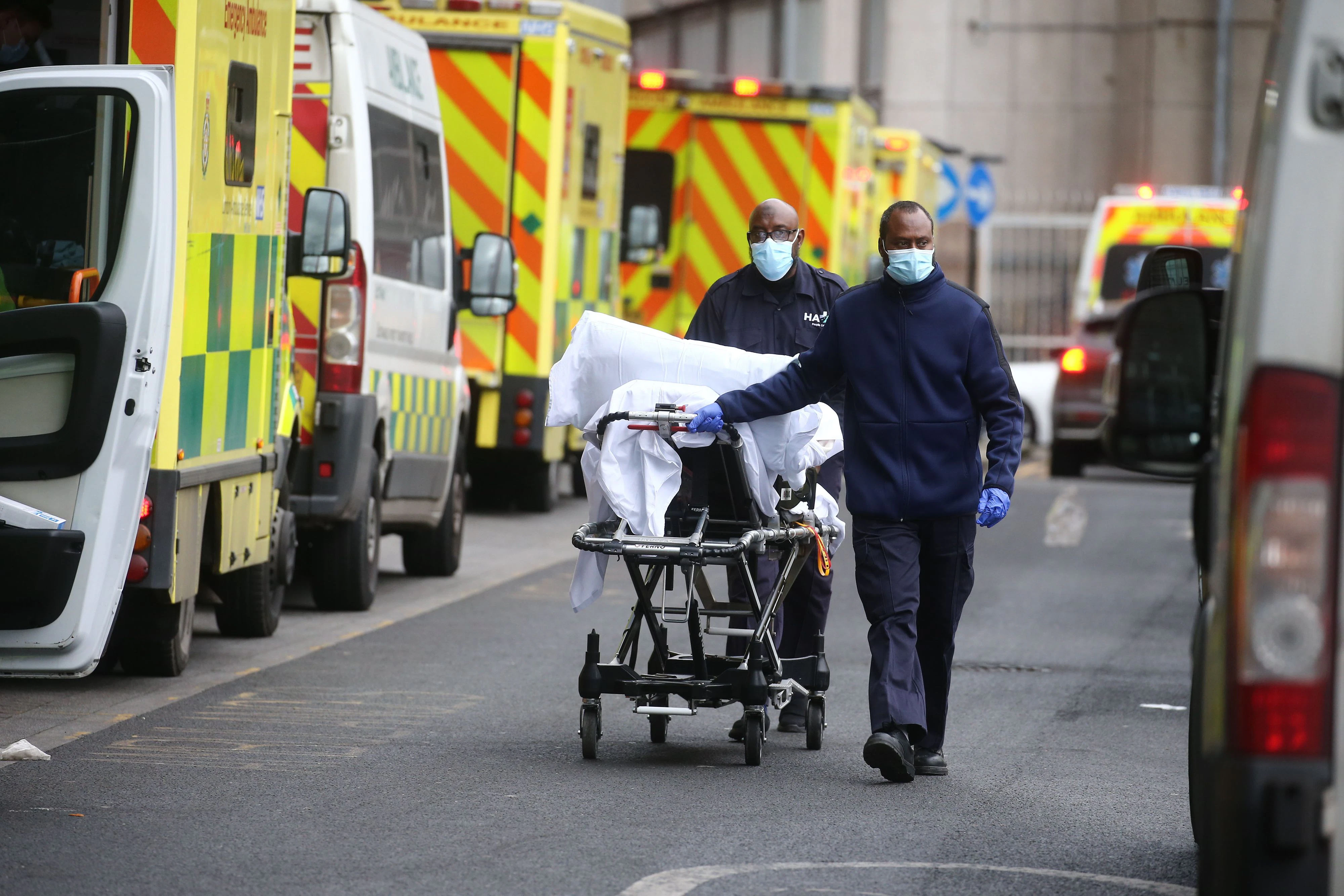 Download von www.picturedesk.com am 26.01.2021 (12:08).  11/01/2021. London, United Kingdom. .Lines of ambulances and patients arriving at the Royal London Hospital. The NHS is under severe pressure with the number of Covid cases rising Royal London Hospital. Whitechapel. Picture by Mark Thomas / i-Images / eyevine :...http://. - 20210111_PD4777 - Rechteinfo: Rights Managed (RM)