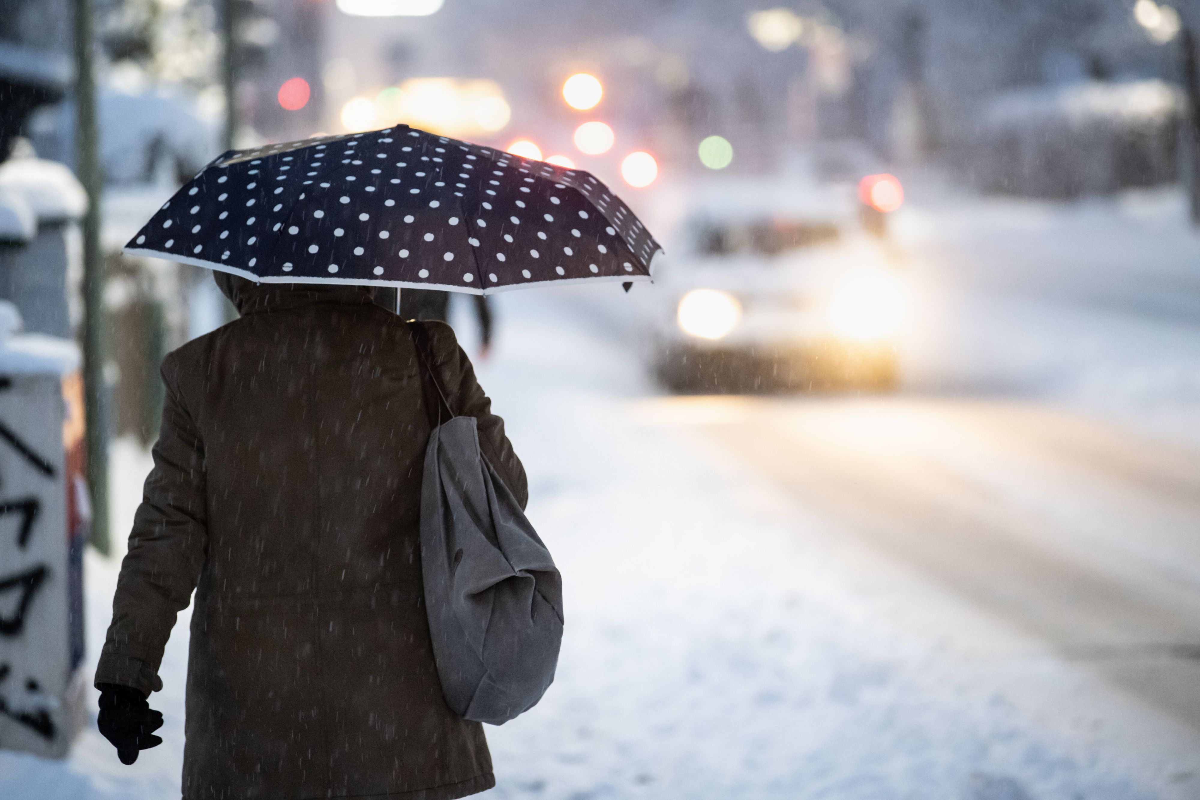Eine Frau auf schneebedeckter Straße in Bayern. Symbolbild