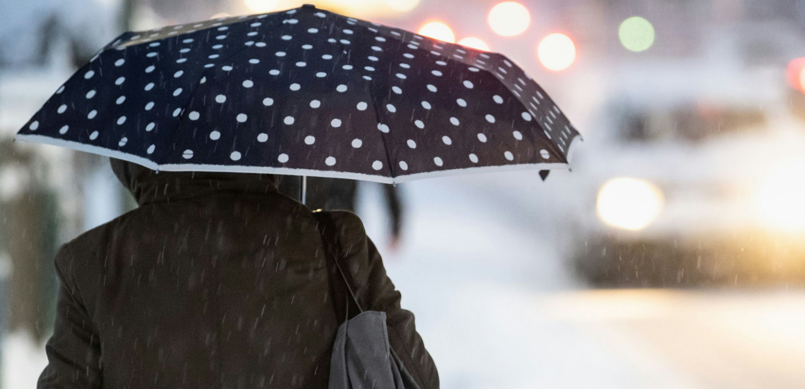 Eine Frau auf schneebedeckter Straße in Bayern. Symbolbild