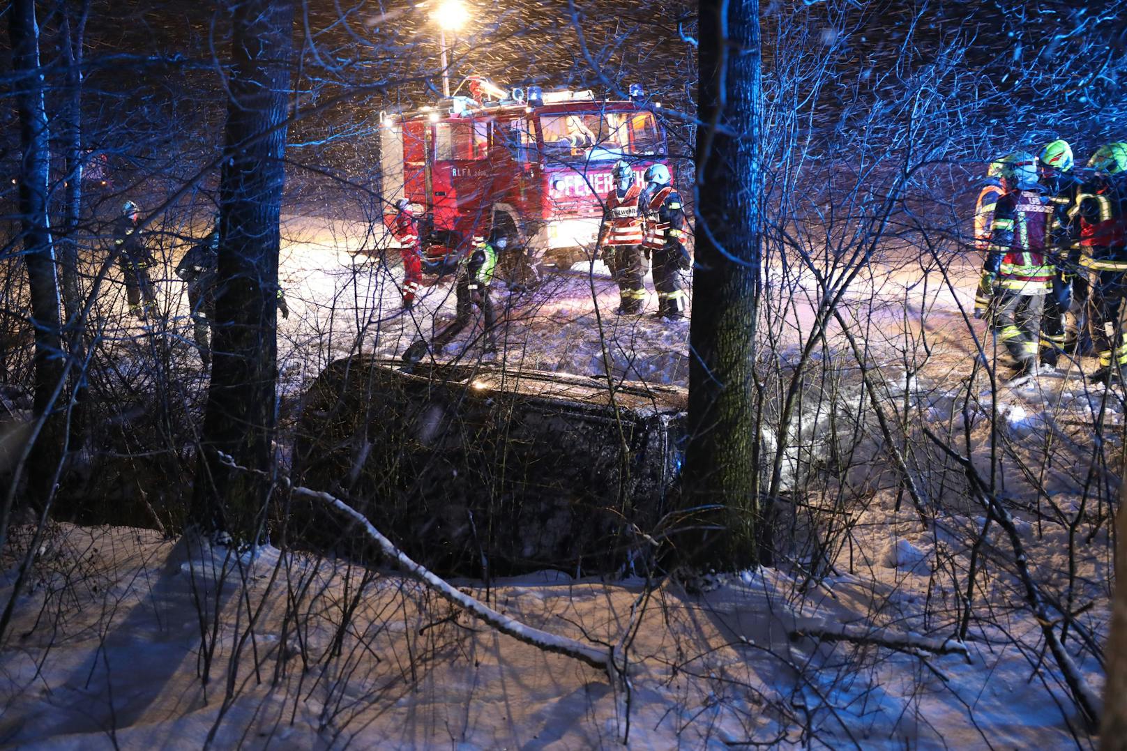 Schwerer Verkehrsunfall am Dienstag im Bezirk Kirchdorf an der Krems! Ein Auto war von der schneeglatten Straße gerutscht und in einen Bach gestürzt.
