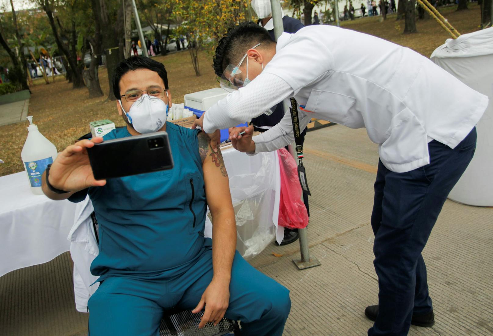Ein Pfleger macht ein Selfie, nachdem er eine Impf-Dosis in einem Militärspital erhalten hat.
