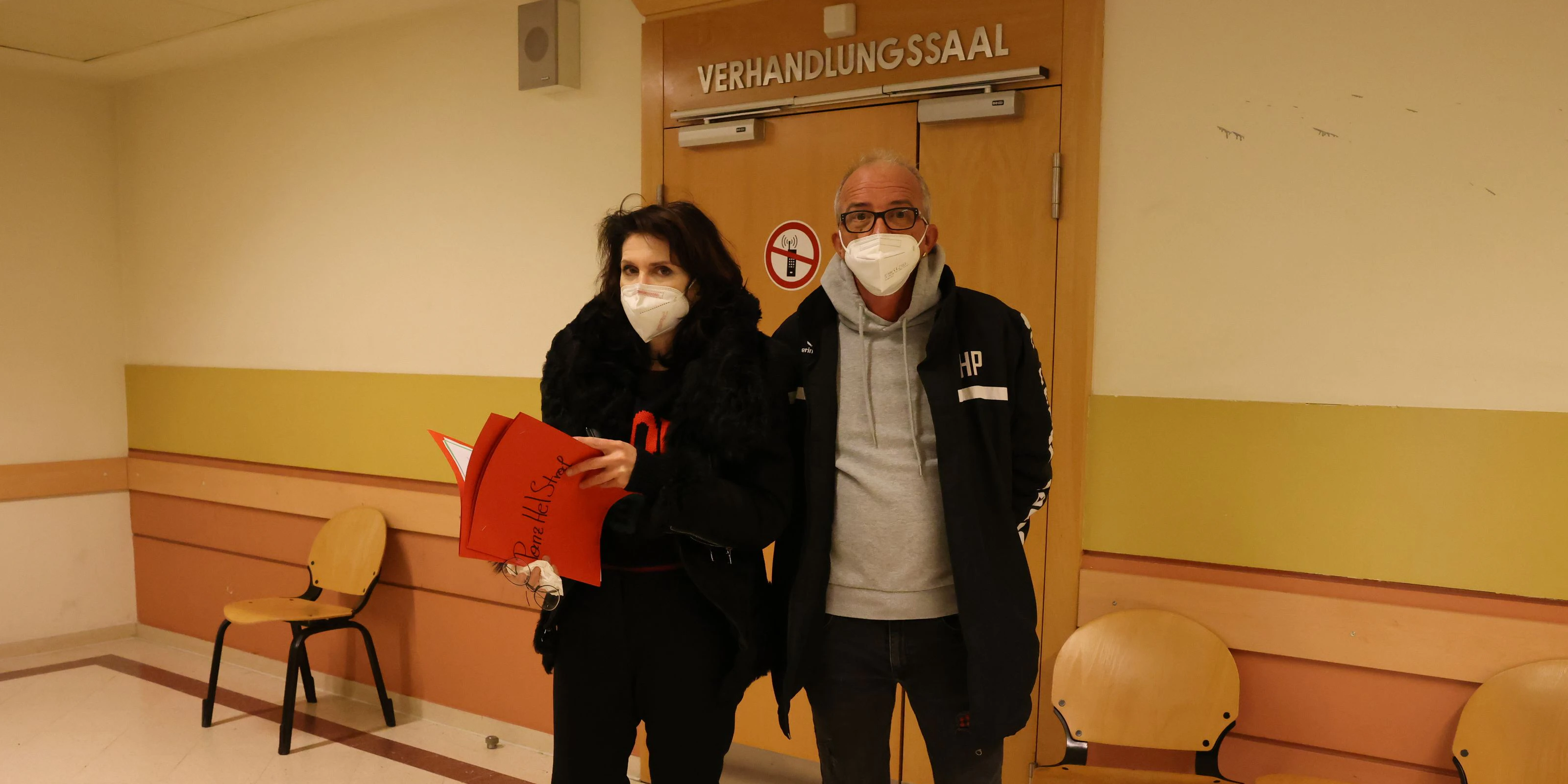 Astrid Wagner (l.) und Herbert P. vor dem Gerichtssaal