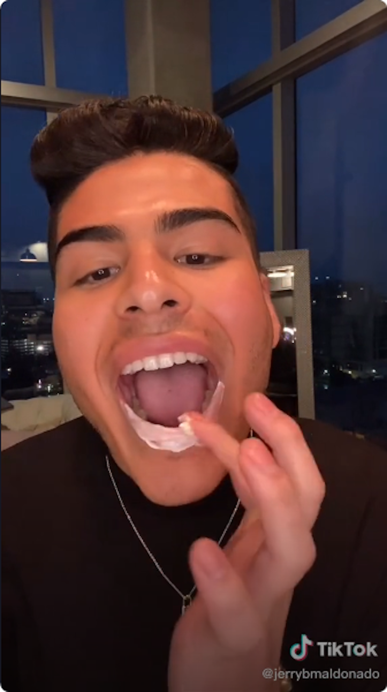 Heute.at - TikToker schwört auf Erektionscreme für vollere Lippen