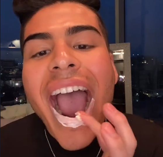 Jerry Mal hat ein Experiment auf seinem TikTok-Kanal gepostet, in dem er sich die Lippen mit Erektionscreme einschmiert. 