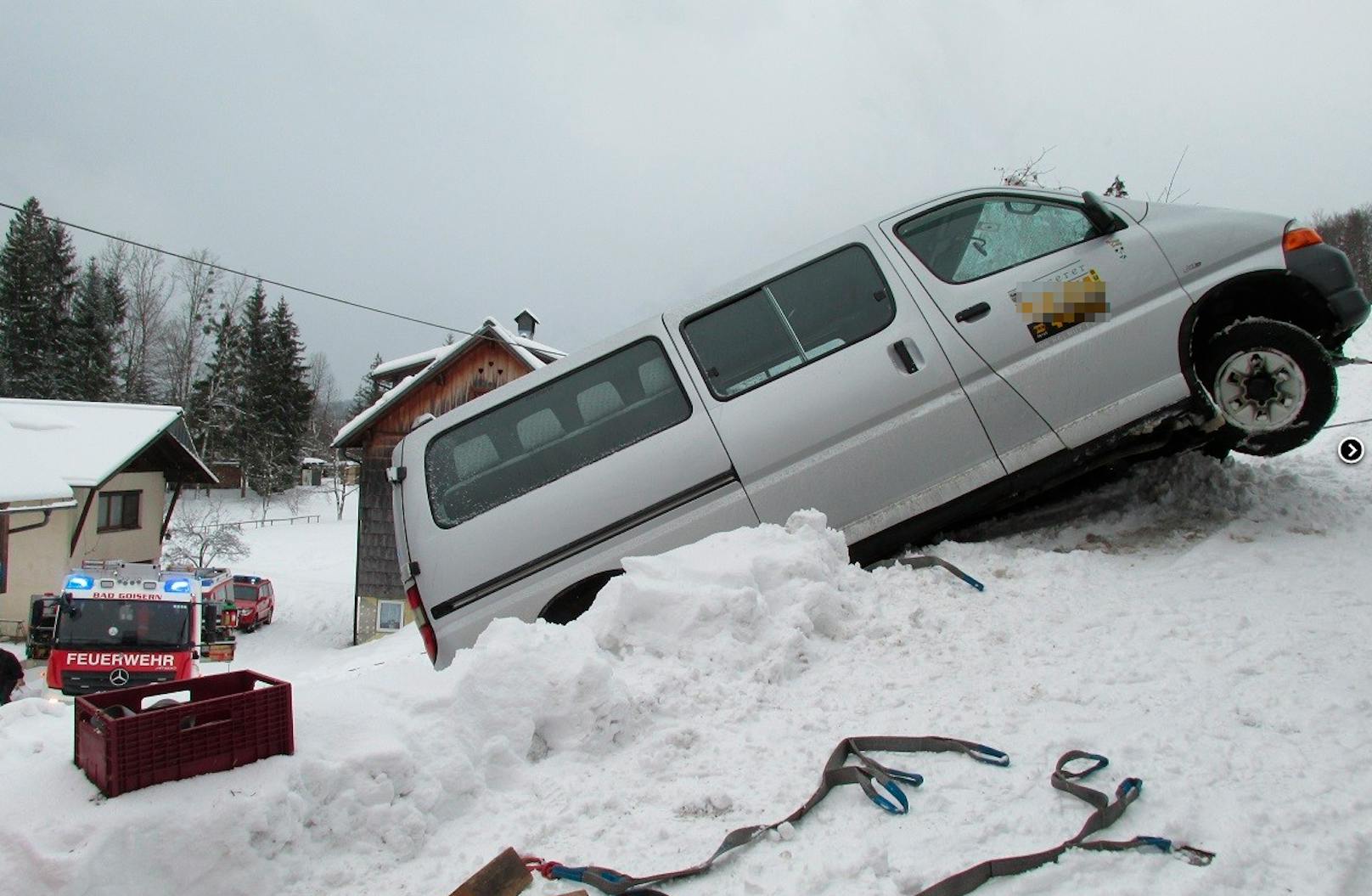 In Bad Goisern rutschte ein Kindergartenbus am Schnee weg, drohte abzustürzen.