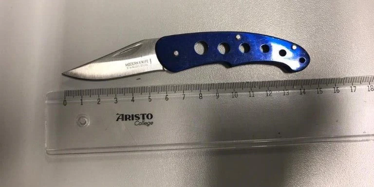 Dieses Messer stellten die Beamten beim Verdächtigen sicher. 
