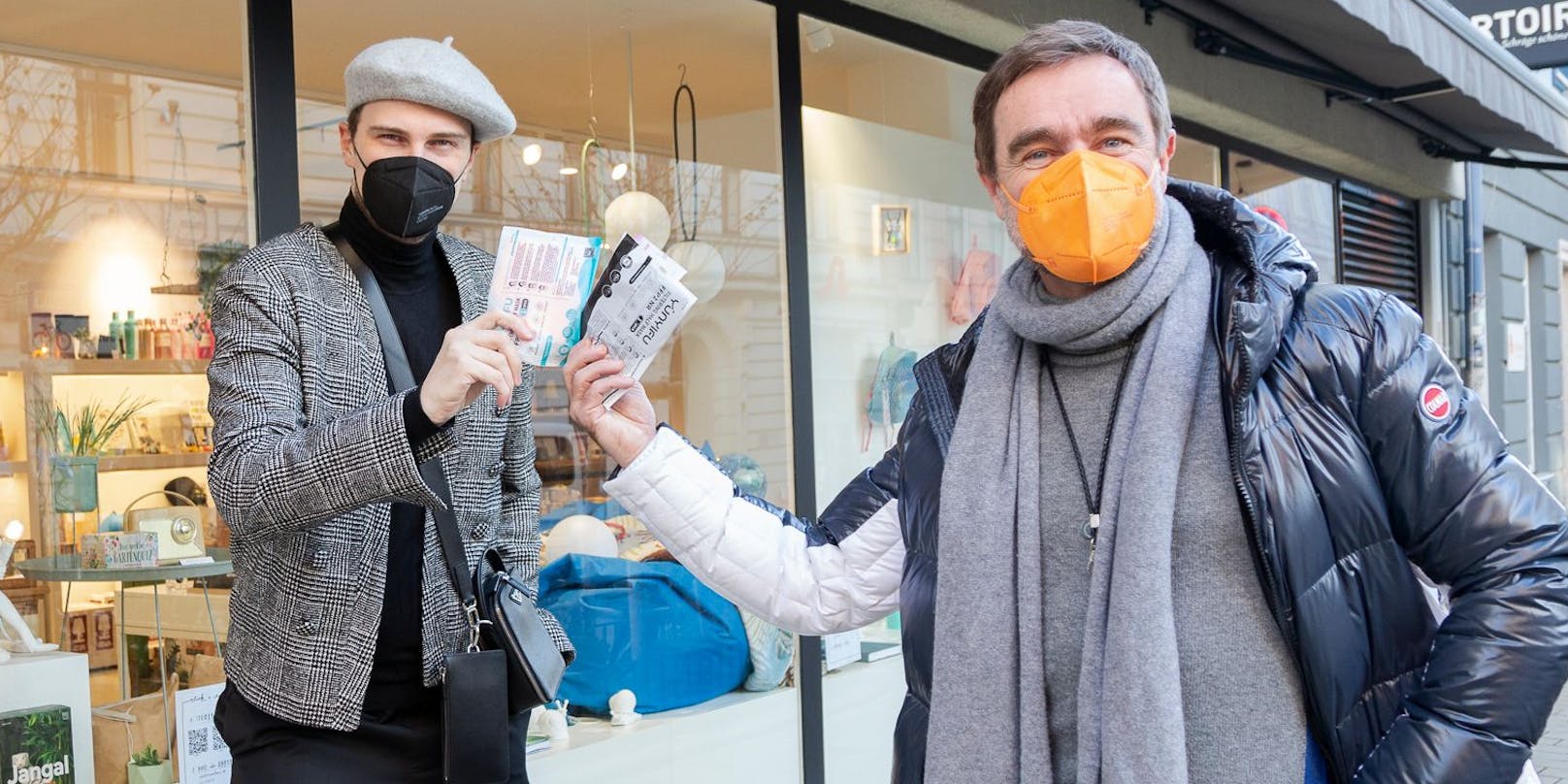 Niko Niko und Andi Gabauer mit den bunten Masken.