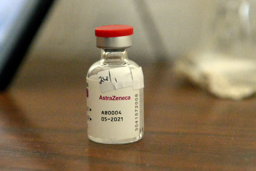 Eine Ampulle des Corona-Impfstoffes des Herstellers AstraZeneca 