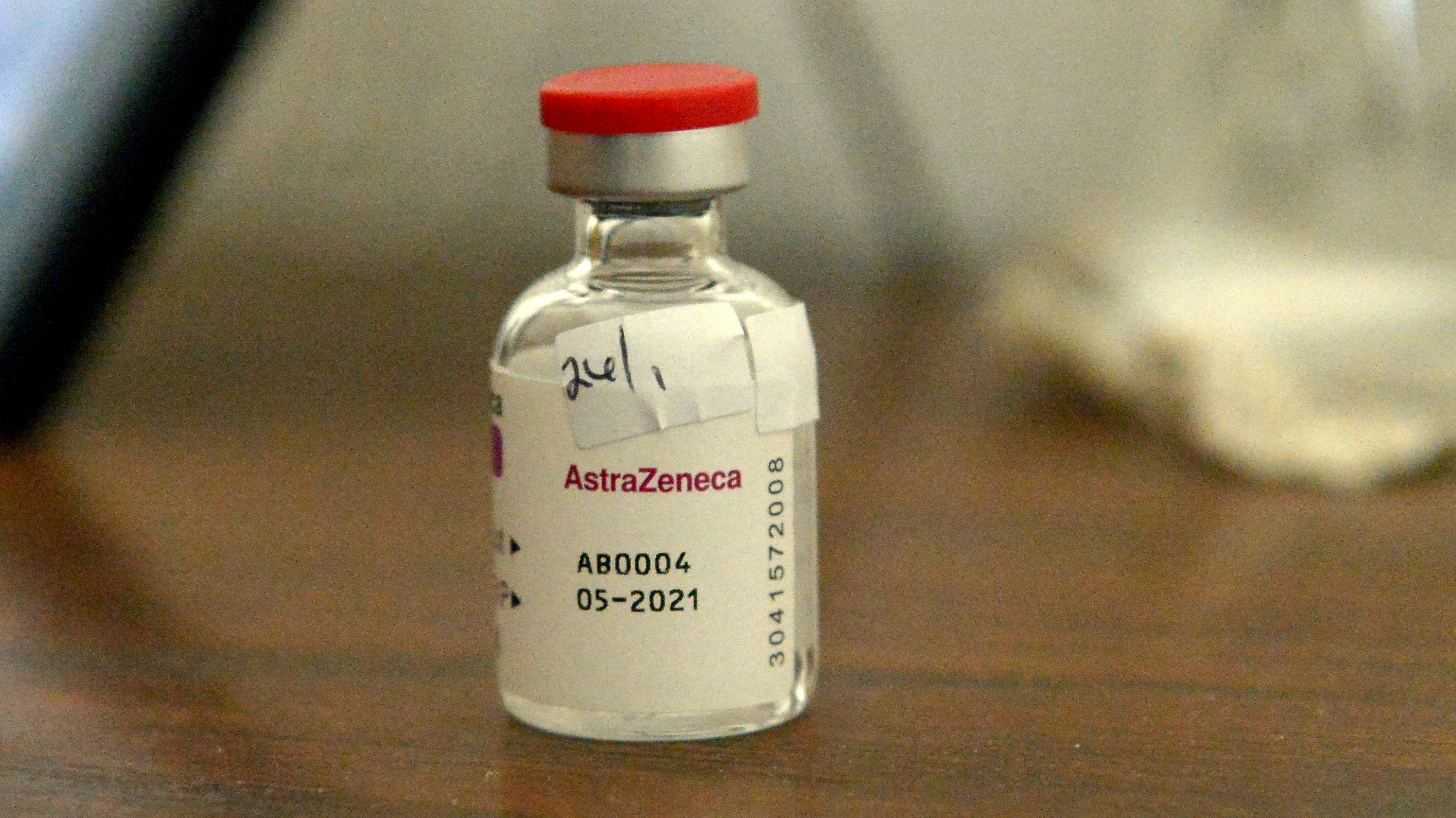 Eine Ampulle des Corona-Impfstoffes des Herstellers AstraZeneca 