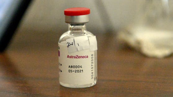 Eine Ampulle des Corona-Impfstoffes des Herstellers AstraZeneca