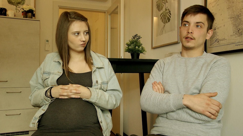 <strong>Marcell</strong> weiß aus fünffacher Erfahrung, was auf <strong>Lisa</strong> zukommt und will seine hochschwangere Freundin bestmöglich unterstützen.<br>