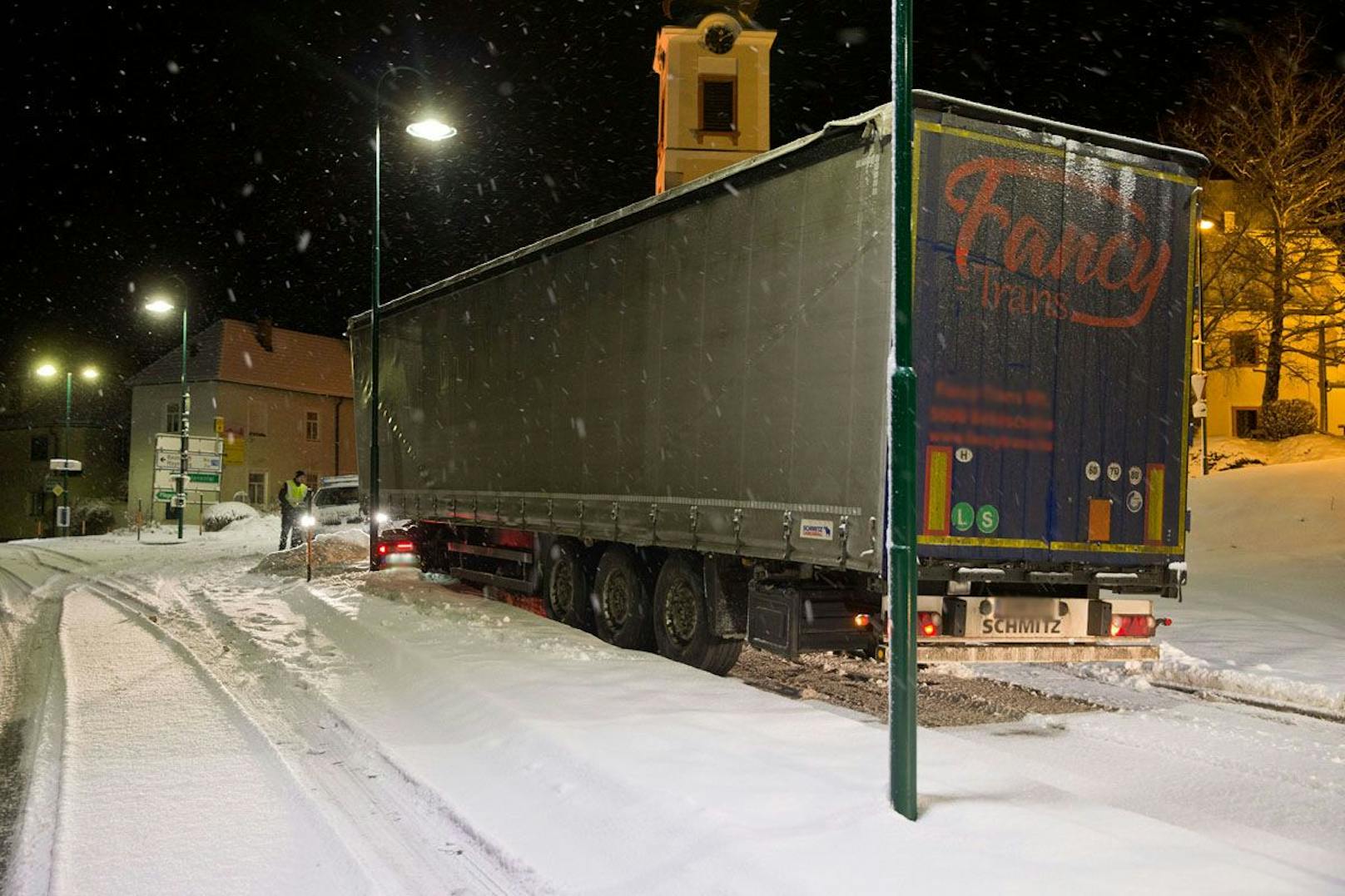 Aufgrund der Sperre der A21 wegen hängengebliebener Lkws auf der Schneefahrbahn musste in der Nacht auf 27. Jänner 2021 mehrere Feuerwehren im Bezirk Baden ausrücken. Die Freiwelligen standen bis ca. 01.30 Uhr im Einsatz.