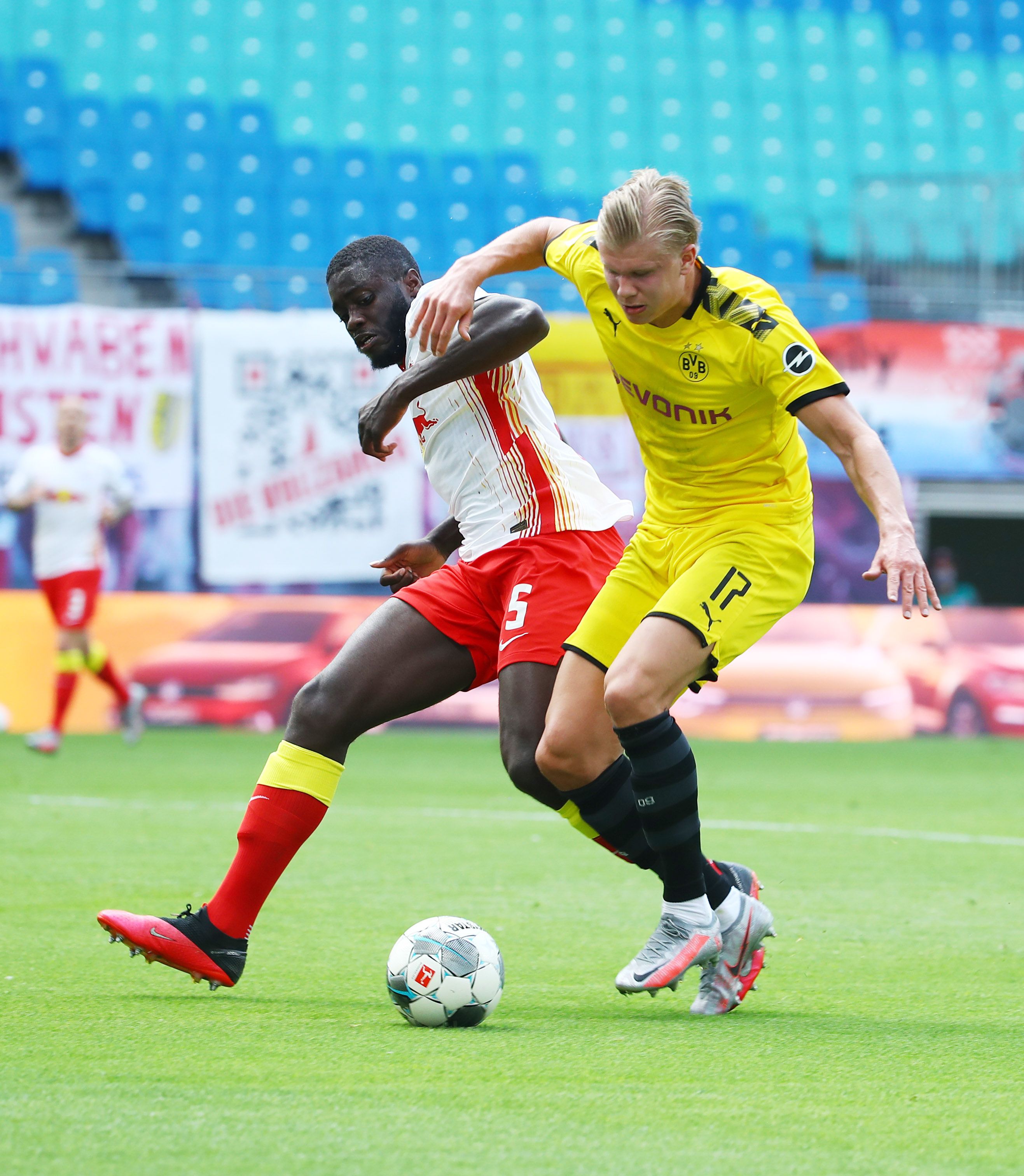 Erling Braut Haaland im Duell mit Leipzig
