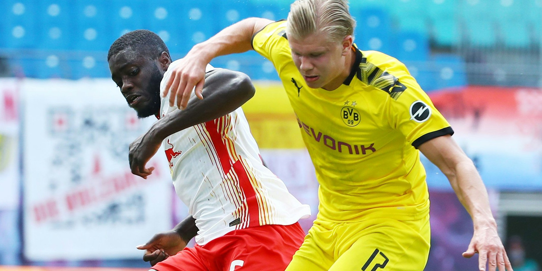 Erling Braut Haaland im Duell mit Leipzig