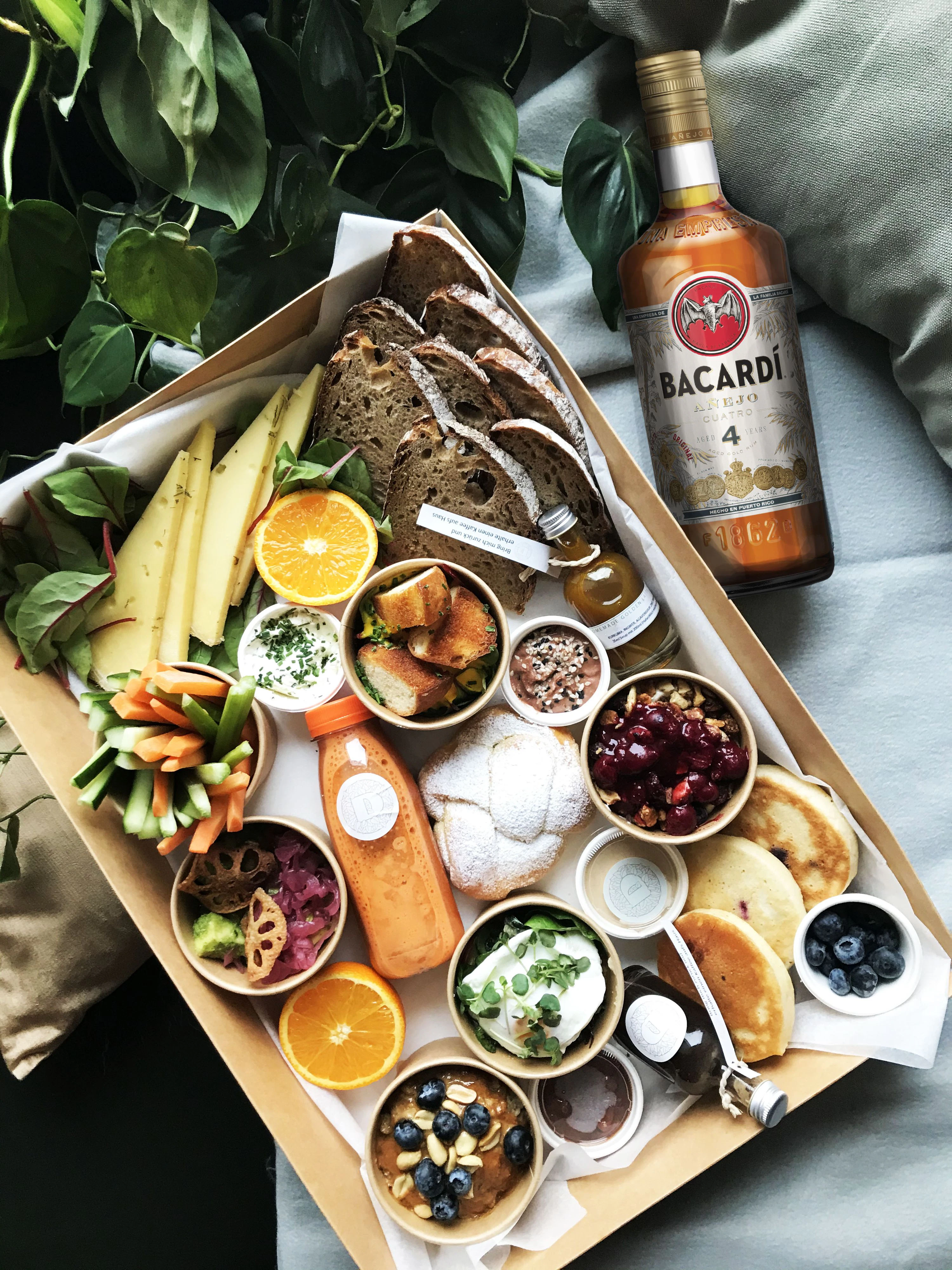So verführerisch-köstlich ist eine Brunchbox von BACARDÍ zum romantischsten Tag des Jahres!