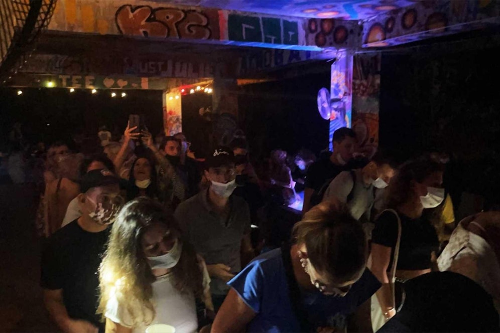 Zahlreiche Festnahmen bei einer illegalen Party in Thailand.