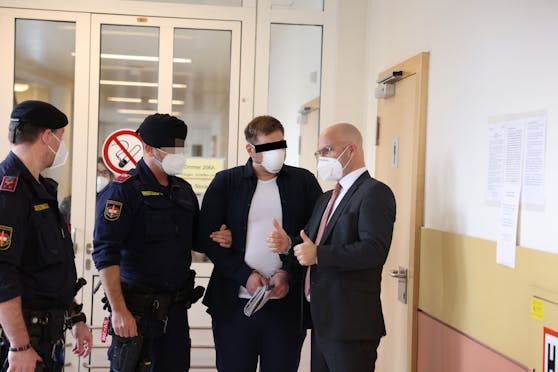 Der wegen schwerer Körperverletzung Angeklagte (m.), Niki Rast