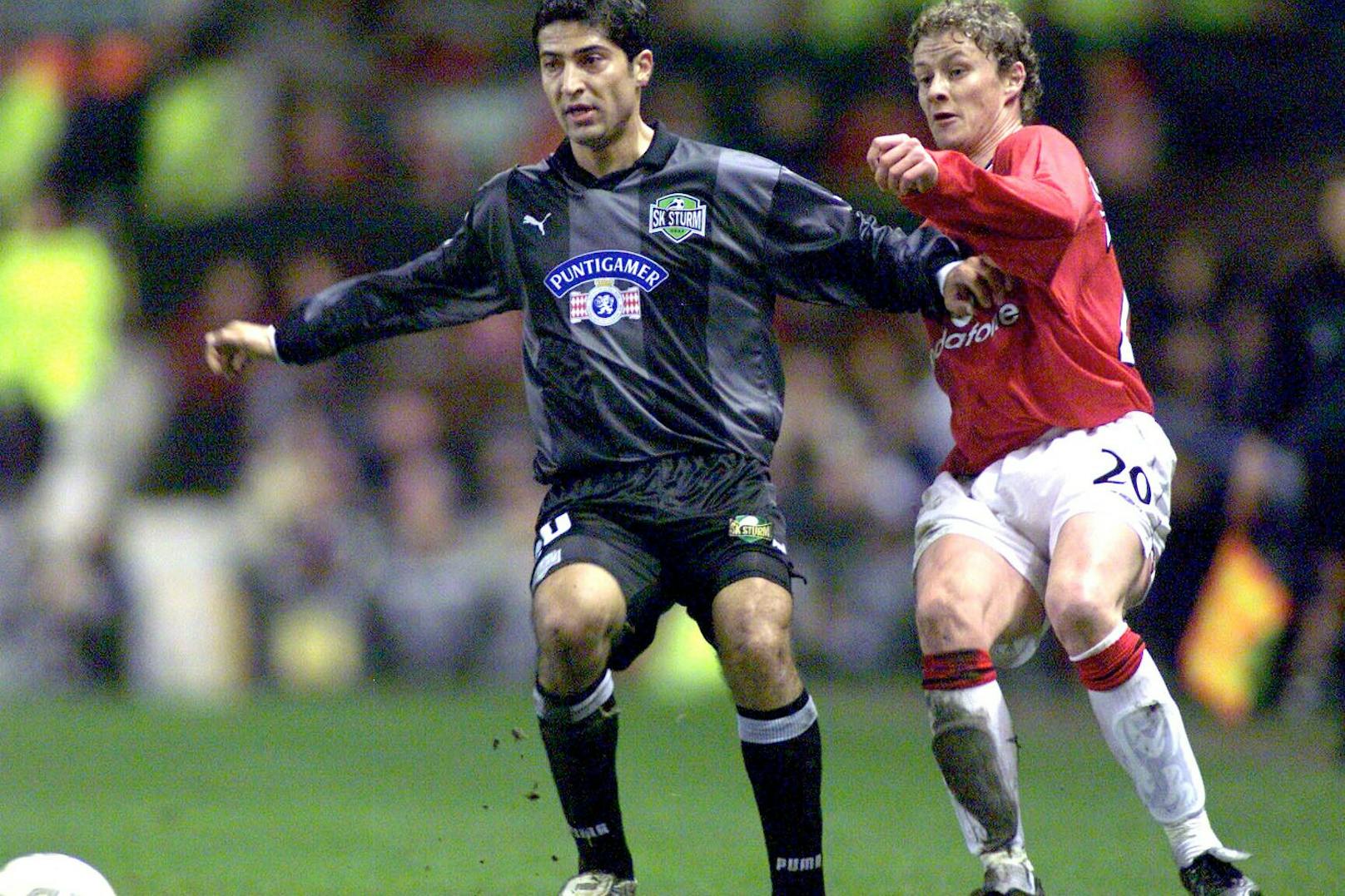 Mehrdad Minavand 2001 im Zweikampf mit dem heutigen Manchester-United-Trainer Ole Gunnar Solskjaer.