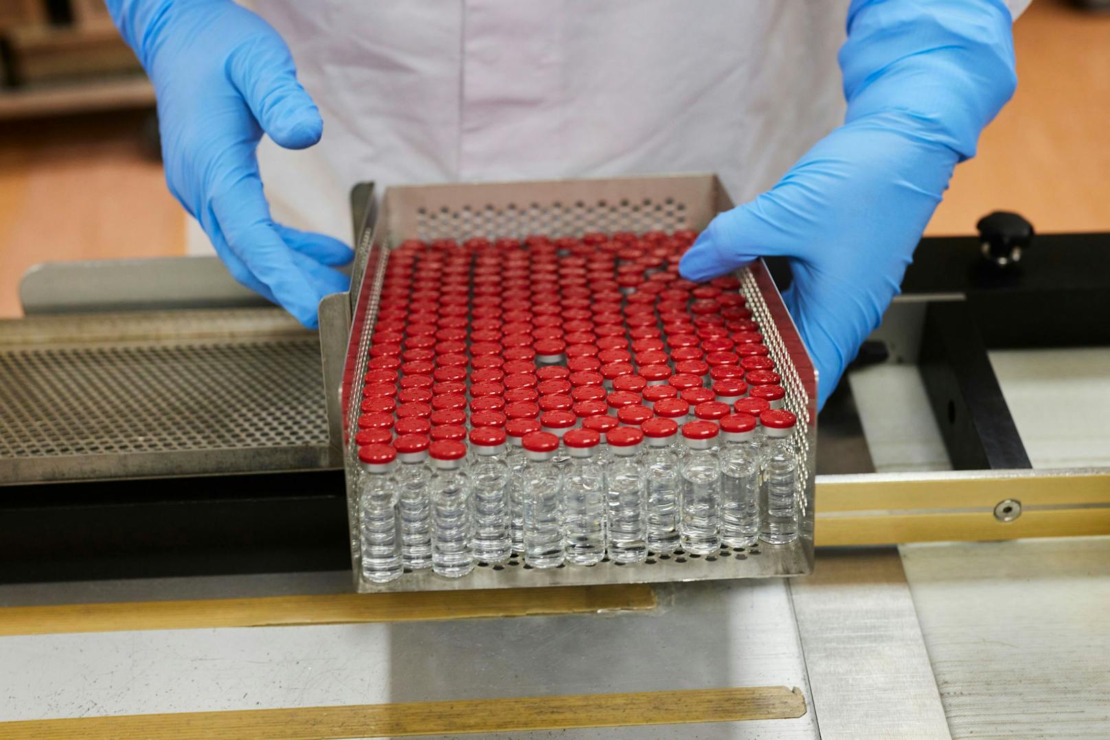 Im Wockhardt-Werk in Wrexham können pro Jahr 300 Millionen Dosen des Corona-Impfstoffs von AstraZeneca produziert werden.