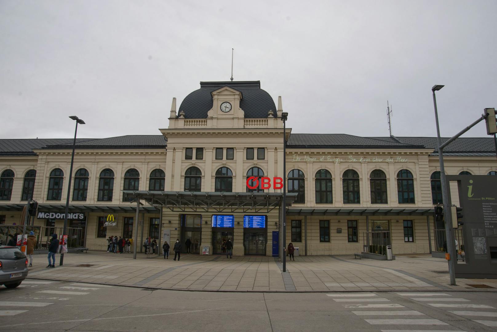 Bahnhof St. Pölten - nichts wurde es mit der Reise.