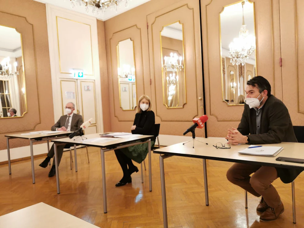 Primar Bernd Lamprecht, LH-Stv. Christine Haberlander, Impf-Koordinator Franz Schützeneder.