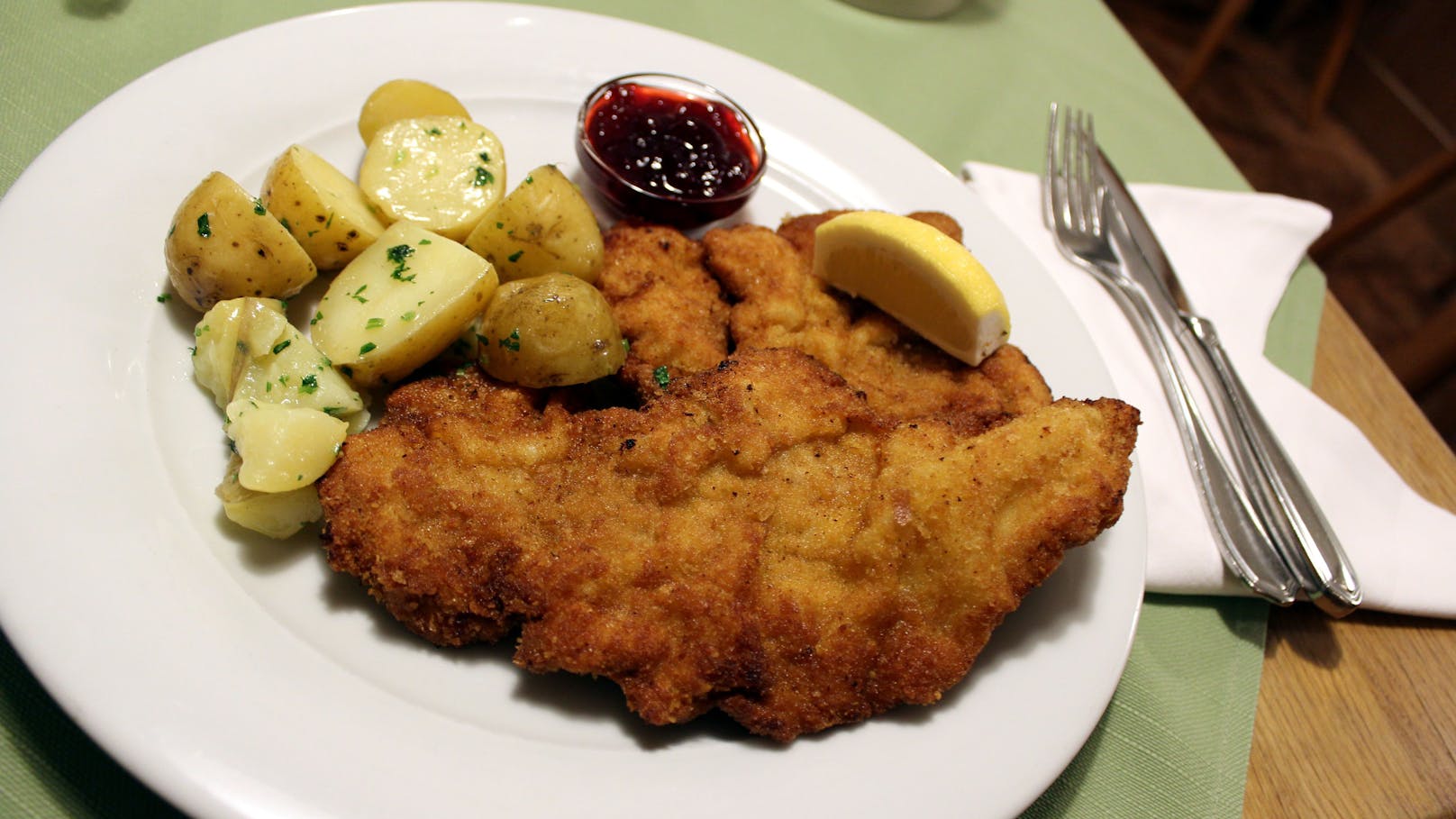 Die Organisation Vier Pfoten kritisiert mangelnde Angabe zur Herkunft von tierischen Lebensmitteln in Wiener Restaurants.