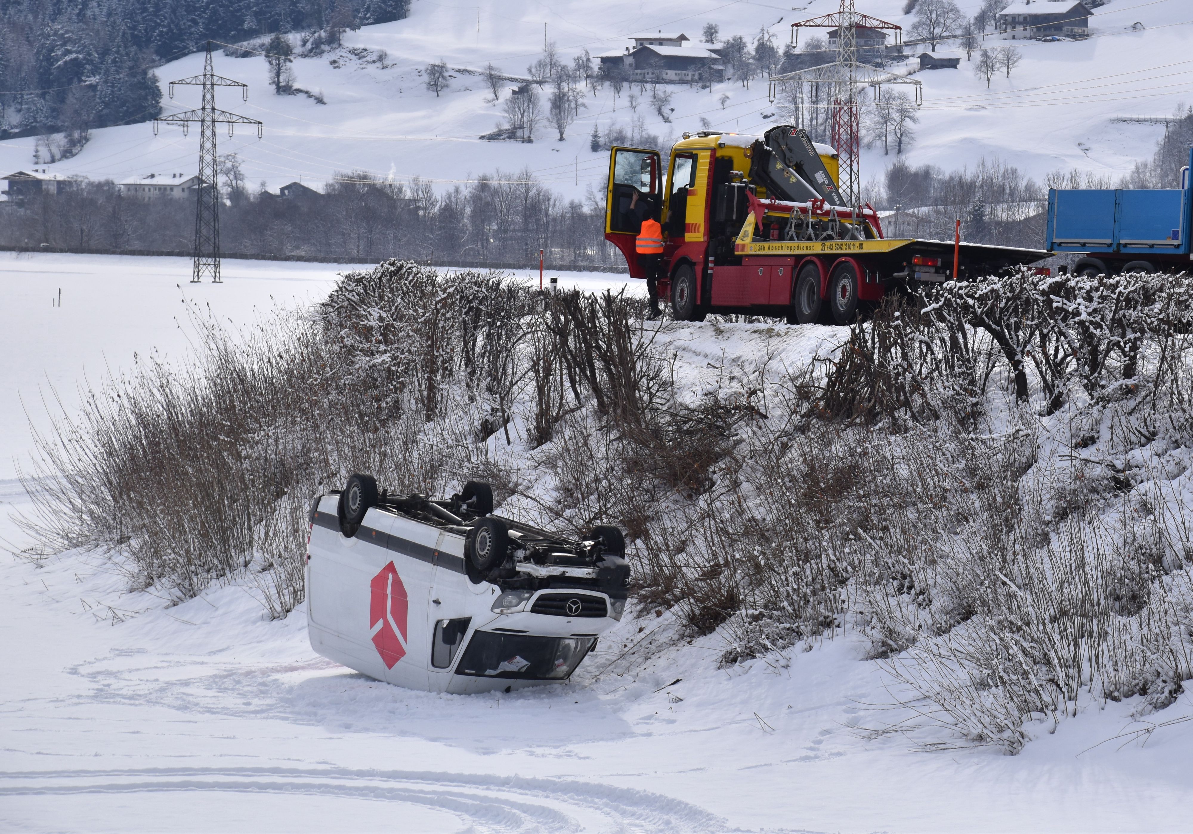 Einen Kopfstand machte am 27. Jänner 2021 der Lenker dieses Paketwagens im Zillertal
