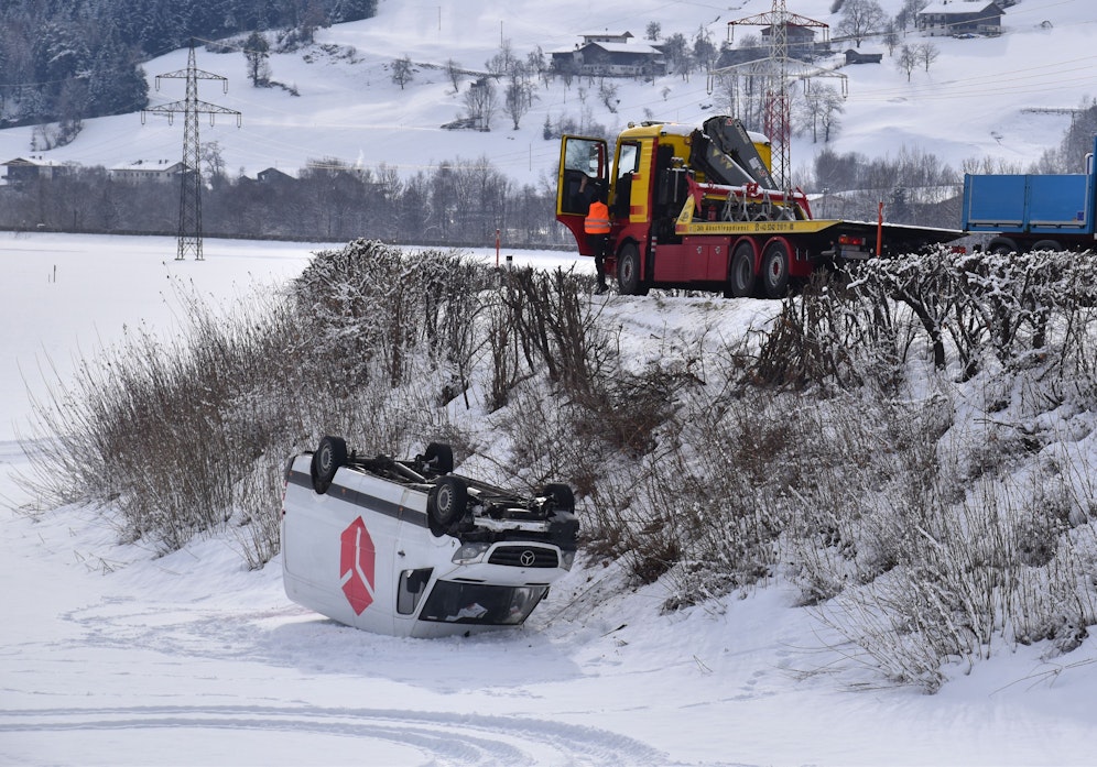 Einen Kopfstand machte am 27. Jänner 2021 der Lenker dieses Paketwagens im Zillertal.