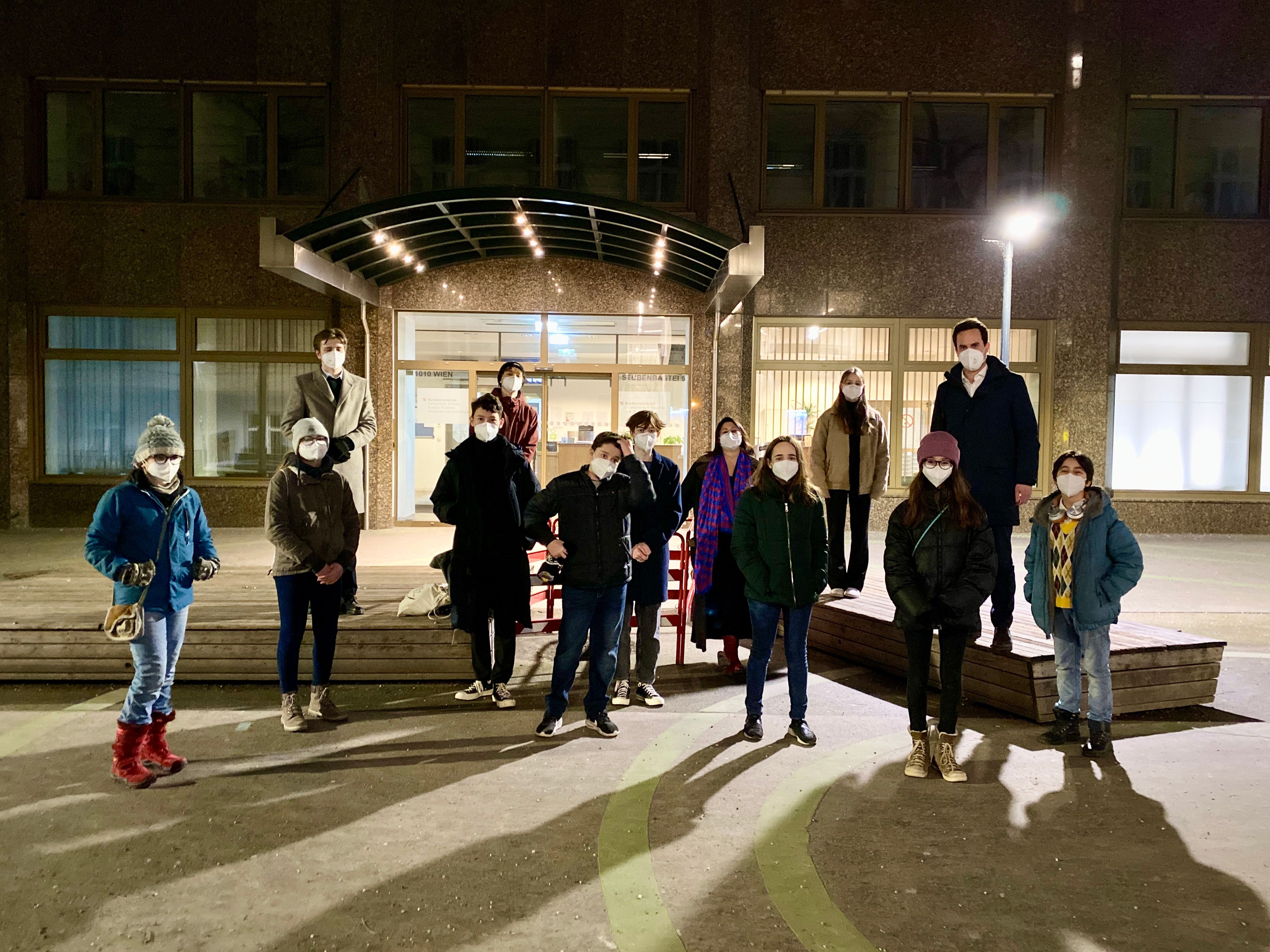 Vizebürgermeister Christoph Wiederkehr und Kulturstadträtin Veronica Kaup-Hasler mit Mitschülerinnen und Mitschülern von Tina.