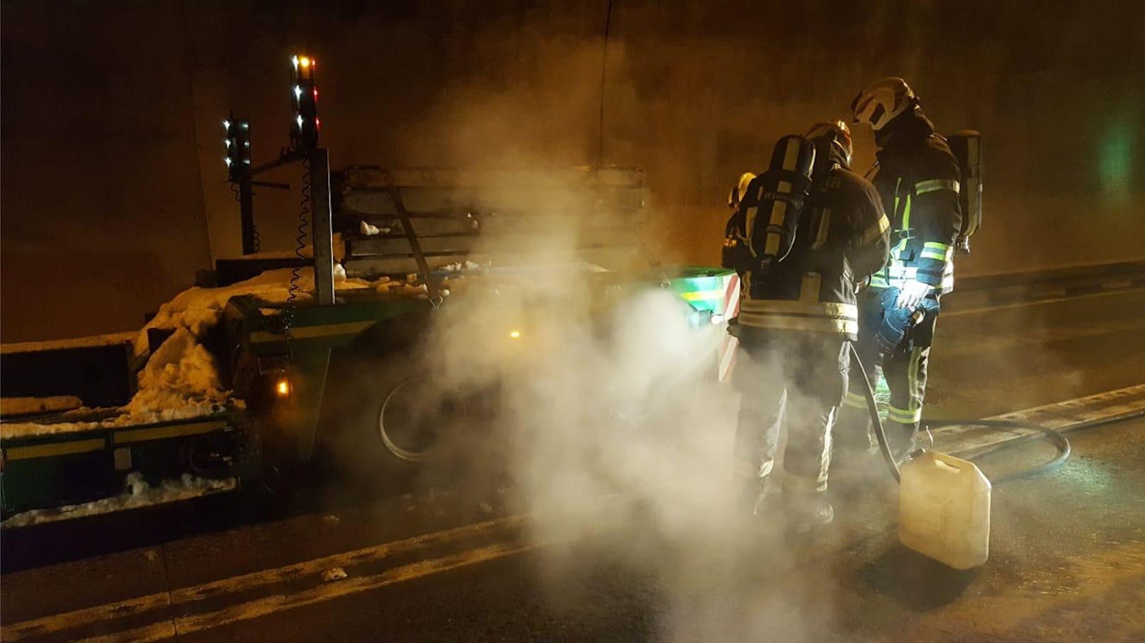 Feuerwehr kann Lkw-Brand nur mit Atemschutz bekämpfen