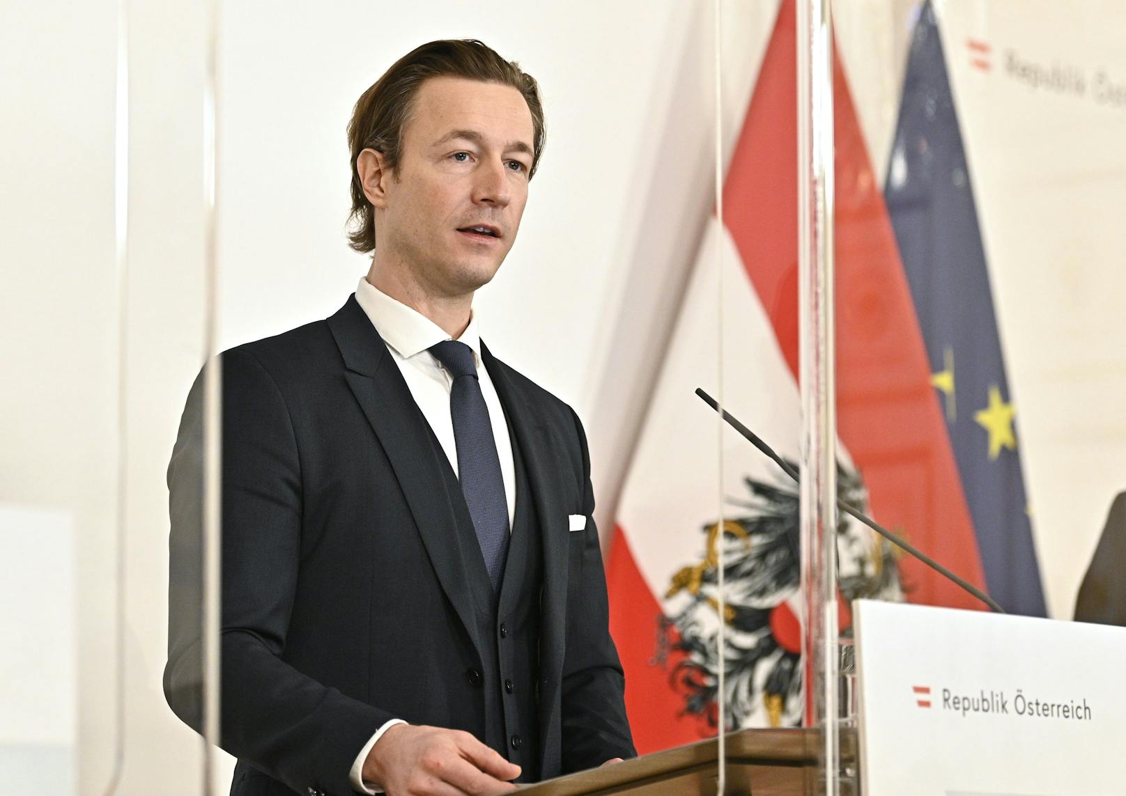Finanzminister Gernot Blümel (ÖVP) beim Pressefoyer nach einer Sitzung des Ministerrates per Videokonferenz am Mittwoch, 27. Jänner 2021, in Wien