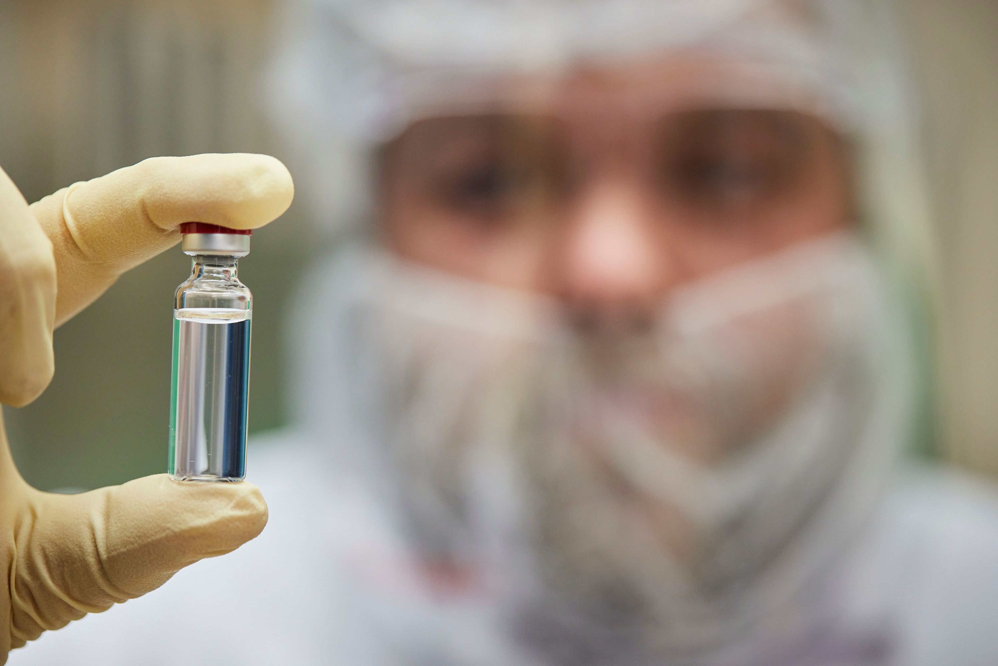 Download von www.picturedesk.com am 27.01.2021 (15:25).  Inside Oxfords coronavirus vaccine development Oxford Biomedica is manufacturing tens of millions of doses of the vaccine on behalf on AstraZeneca. Production involves various stages, starting with a vial of a frozen master bank of cells, which are thawed out and transferred into larger and larger solutions of media, each time being given time to grow. This takes several weeks until eventually there is enough vaccine to fill a 1,000-litre bioreactor. The solution then goes through a process of separation, purification and concentration before being frozen into 15-litre bags which are stored in special trays, ready to be transferred into individual dose vials at a fill/finish house at a different location.Fill finish of the Oxford AstraZeneca Covid-19 coronavirus vaccine (ChAdOx1 nCoV-19), at Wockhardt in Wrexham, one of the largest generic pharmaceutical companies in the UK. Here the vaccine that was manufactured at Oxford Biomedica and developed by the Oxford Vaccine group is transferred into vials before being packaged ready for distribution. .© David Levene / Guardian / eyevine :...http://. - 20201214_PD10594 - Rechteinfo: Rights Managed (RM)